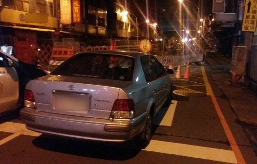 黃男駕駛的車子在封閉工地前2公尺緊急煞車。