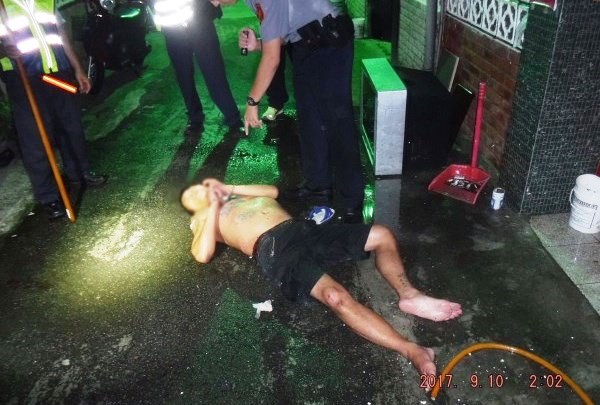 警方迅速破門，將顏男拉出，壓制在地。