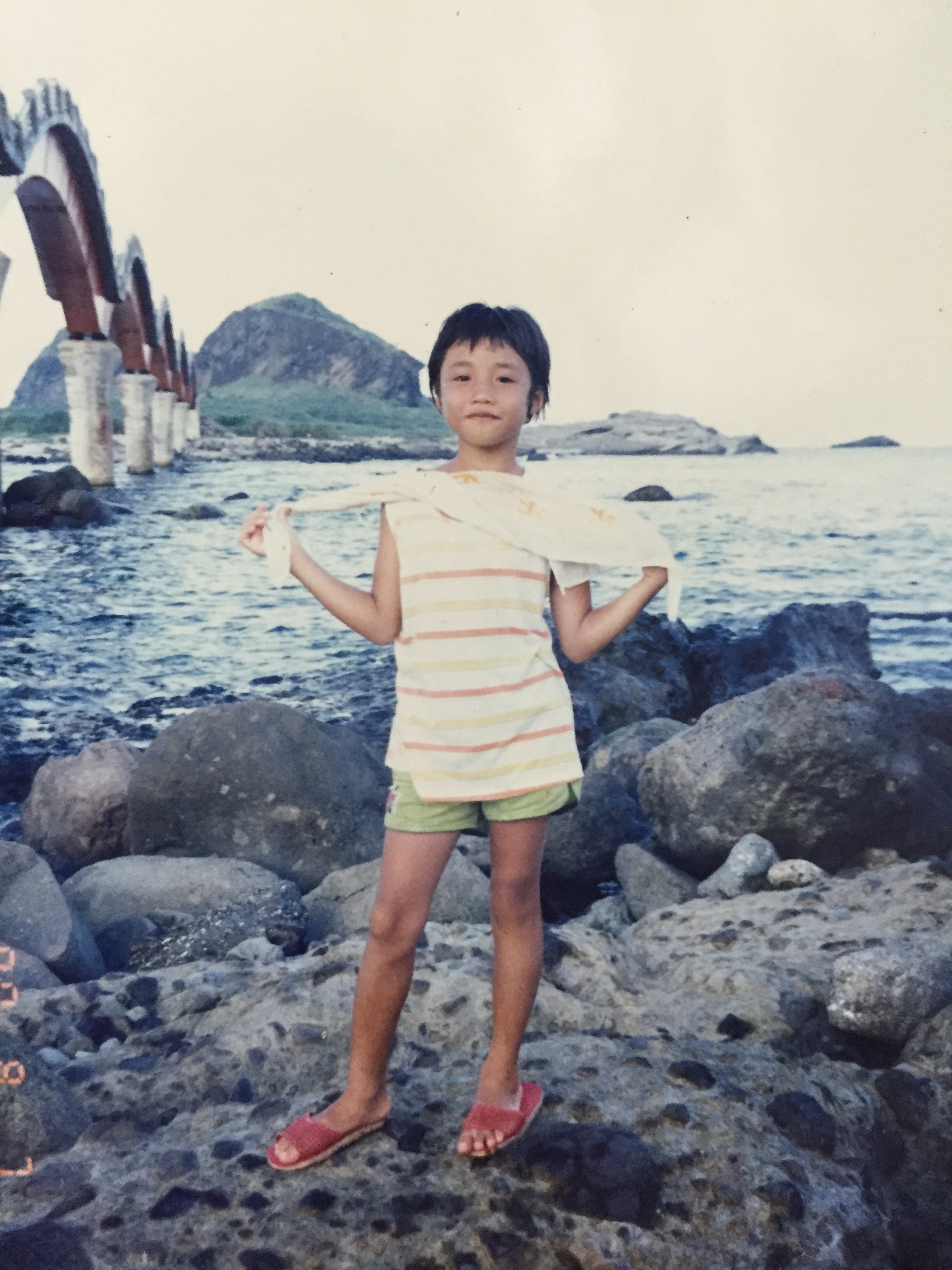 A-Lin小時候跑到三仙台海邊,想像自己是瑪丹娜,對著大海唱歌。(索尼提供)