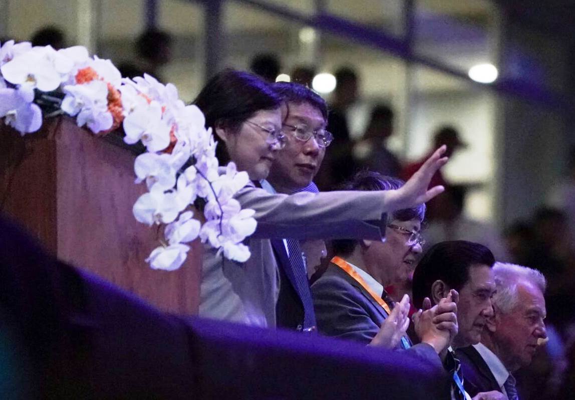 柯文哲(右)強硬要求蘇麗瓊將中國代表團出席閉幕式的條件傳達給府方。