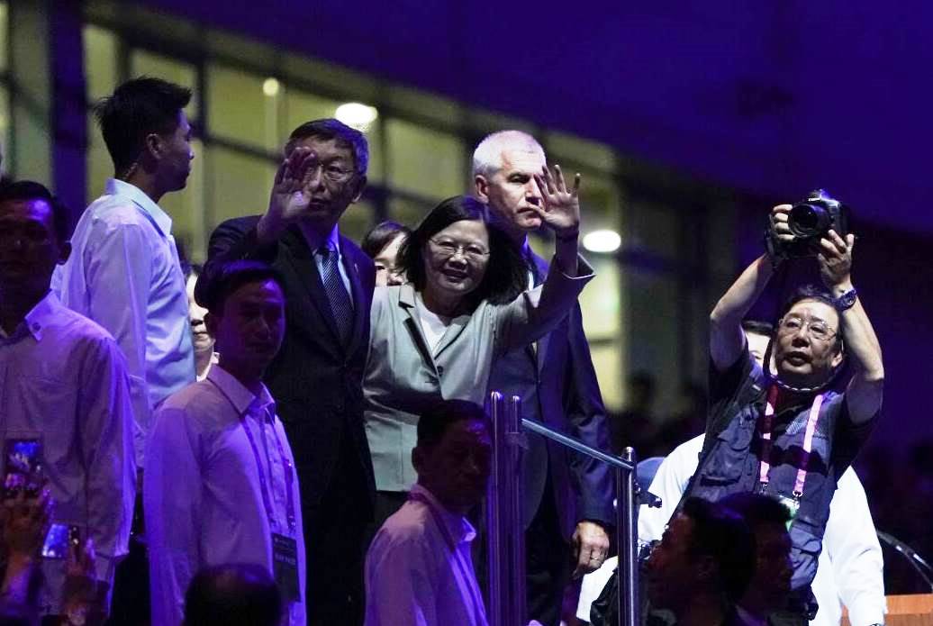 柯文哲（左二）大爆雙城論壇前，講稿曾送到國安會，但國安會卻未理會。