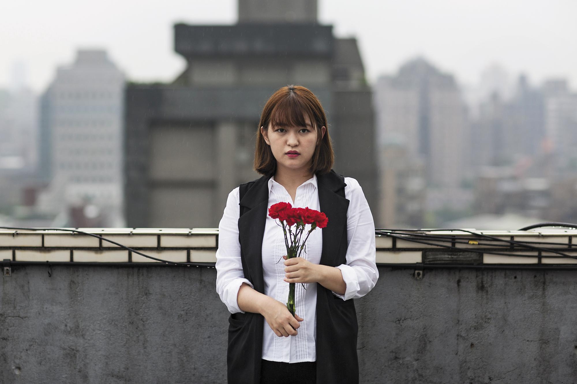 白色康乃馨是王黛儀童年時的恐怖記憶。生了兒子後，她終於可以拿紅色康乃馨了。