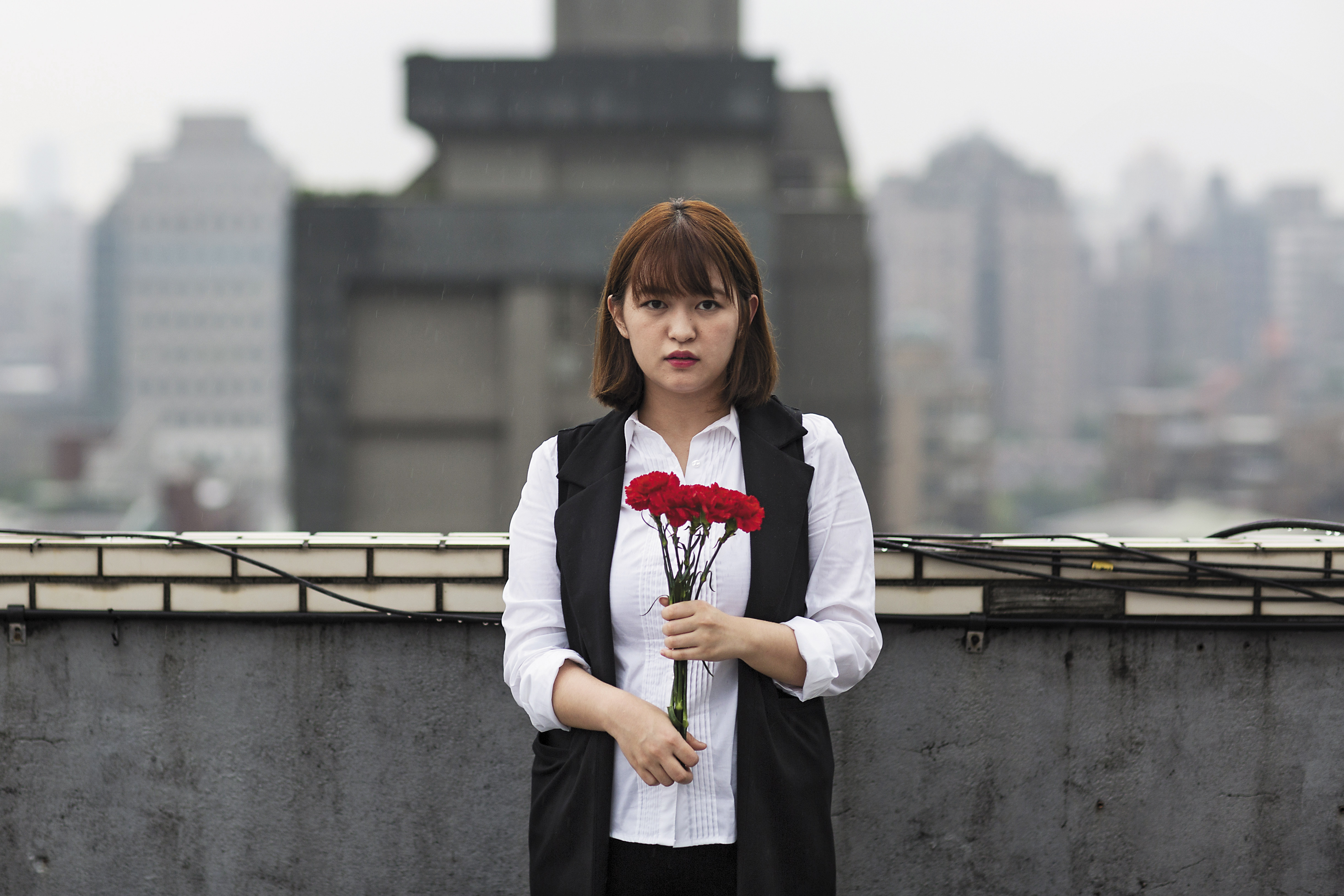 白色康乃馨是王黛儀童年時的恐怖記憶。生了兒子後，她終於可以拿紅色康乃馨了。