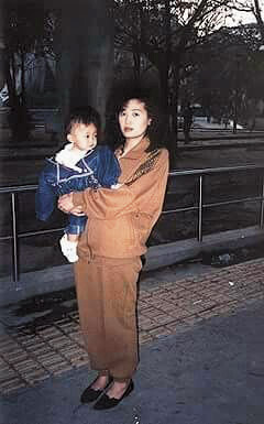 王黛儀8歲失去父母，手邊僅存自己分別與爸媽的合照。（王黛儀提供）