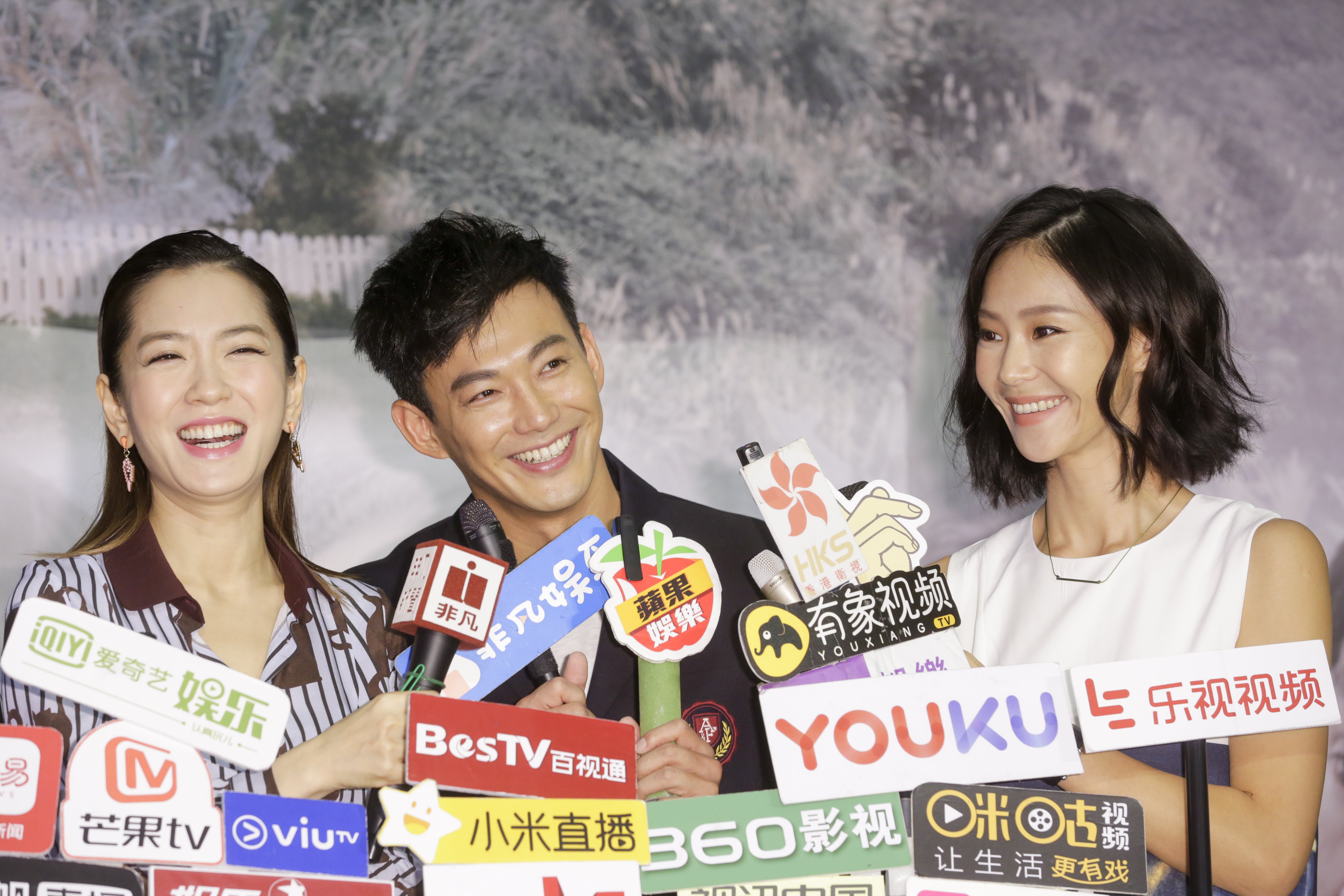 媒體拱威廉若票房過億會有甚麼表示，威廉急忙喊話楊千霈及鍾瑤：「你們兩位比較有看頭吧！」