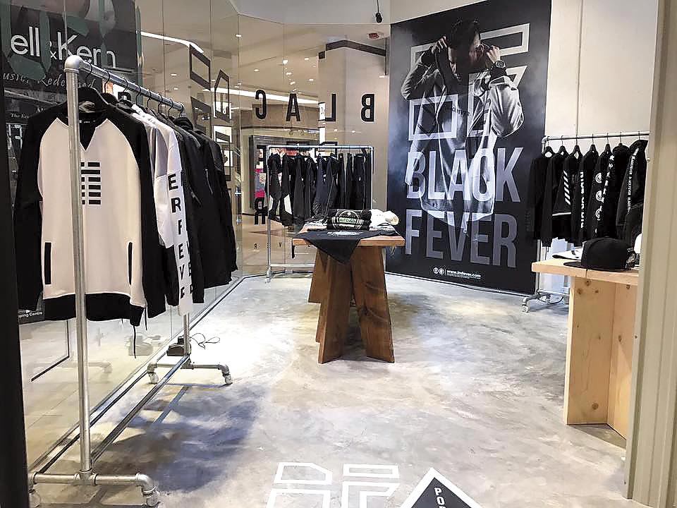 因為藝人身分，黑人投資潮服公司相當上手。（翻攝自黑人陳建州臉書）