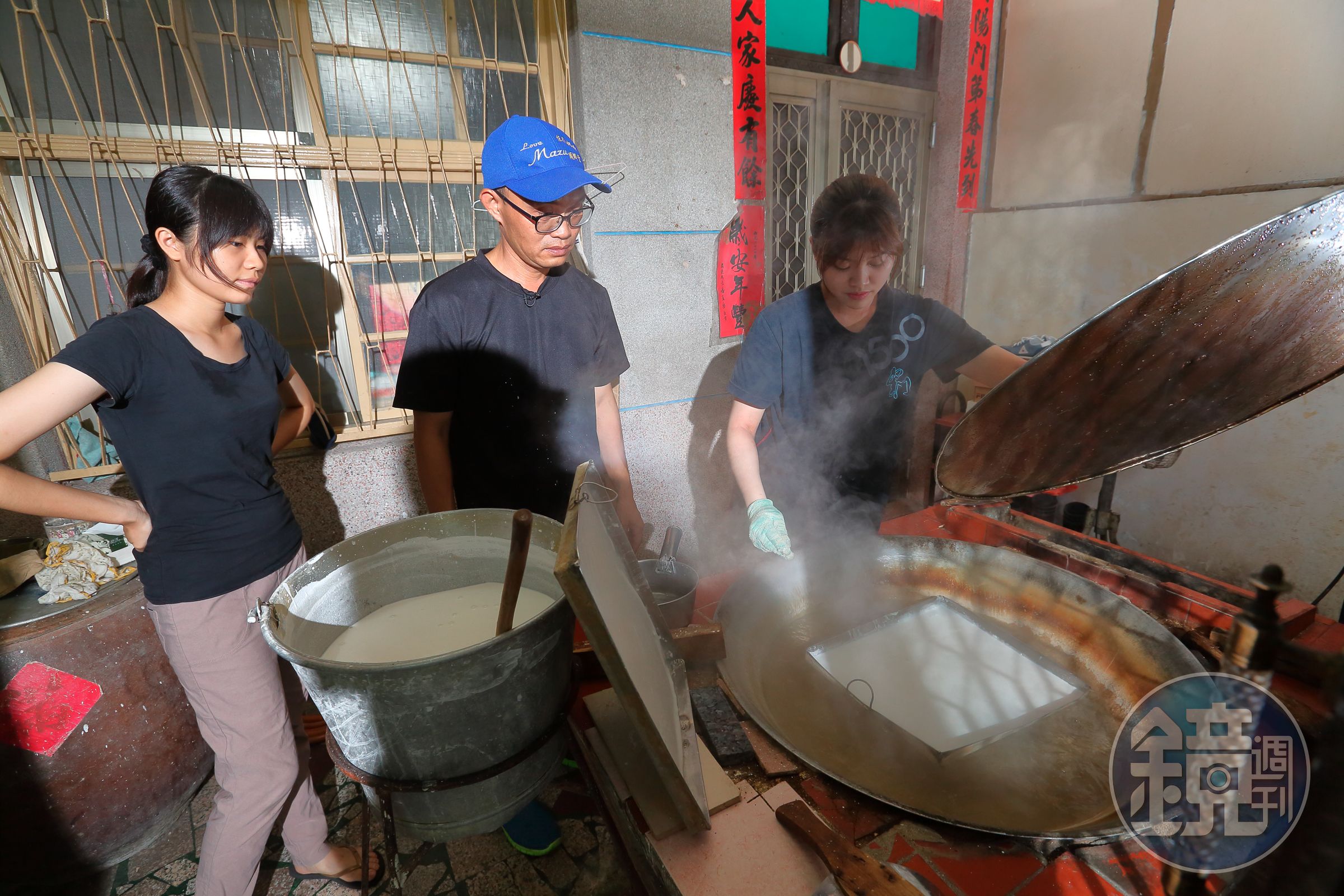 蕭宇芸（右）與蕭羽晏（左）耳濡目染下也會製作手工粄條，父親蕭凱嶸（中）在旁指導。