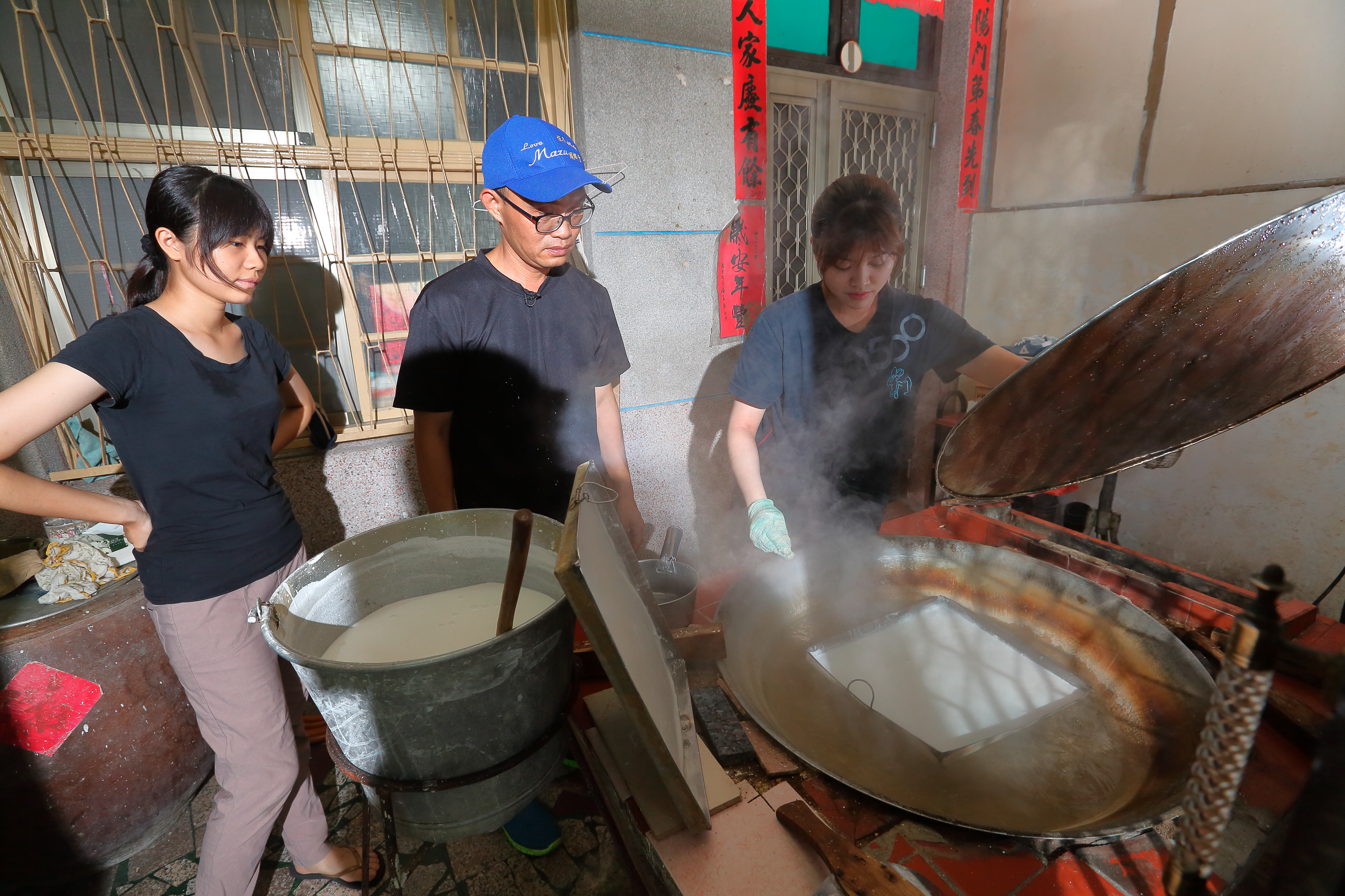 蕭宇芸（右）與蕭羽晏（左）耳濡目染下也會製作手工粄條，父親蕭凱嶸（中）在旁指導。