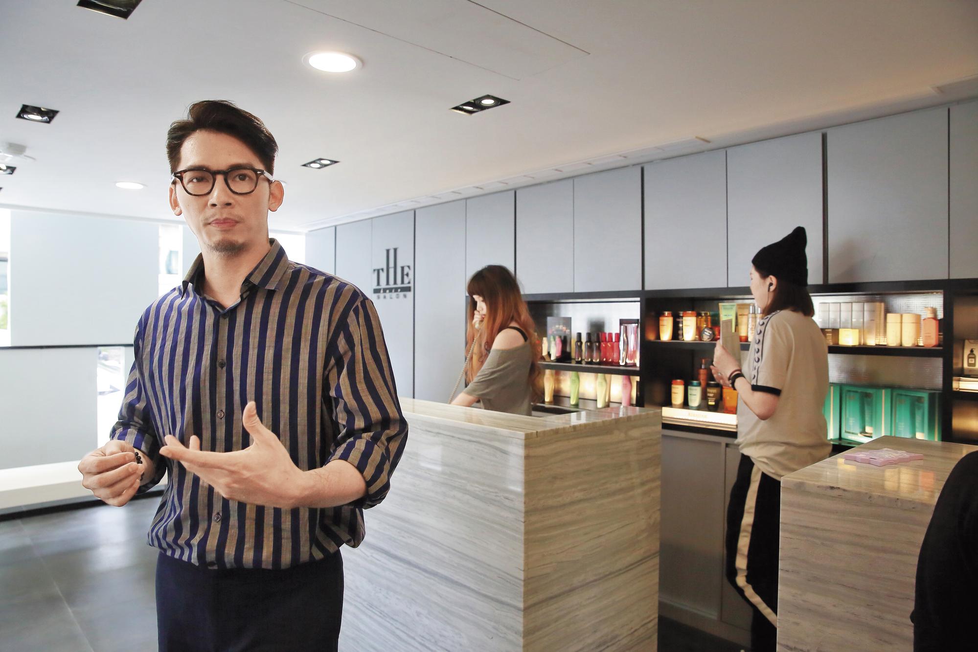 積極投資副業的溫昇豪,現在是貿易公司、影視公司及沙龍店的股東。