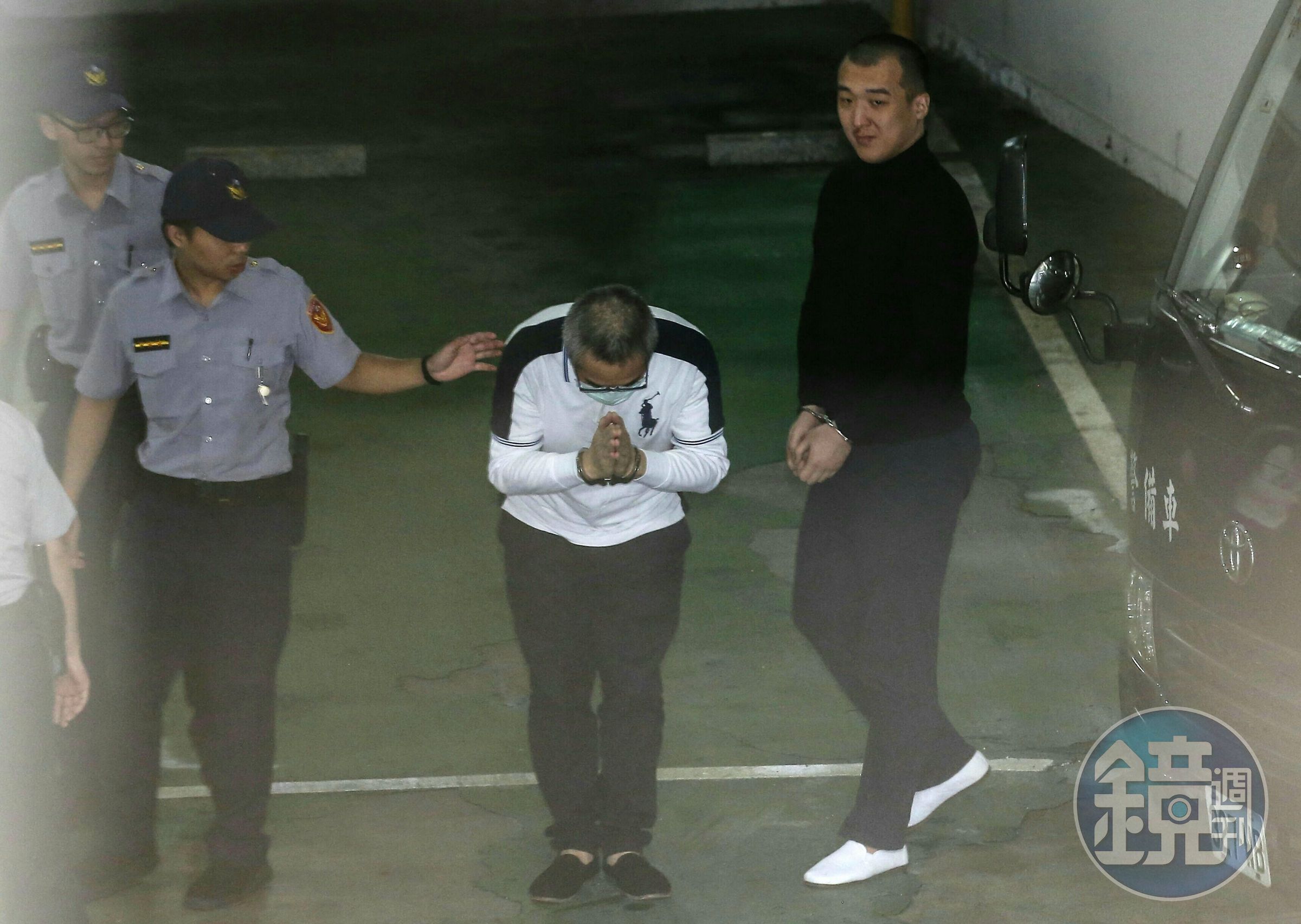 中國籍男子周泓旭（右）共諜案宣判，他與中影案被告蔡正元同班囚車到法院出庭。