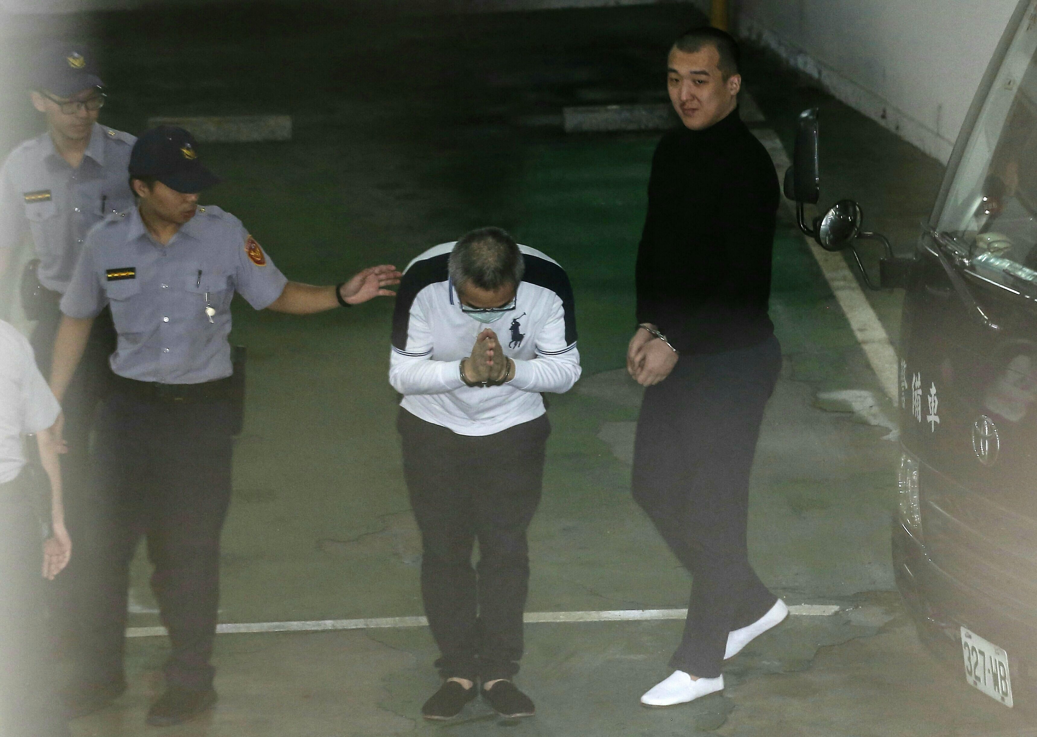 中國籍男子周泓旭（右）共諜案宣判，他與中影案被告蔡正元同班囚車到法院出庭。