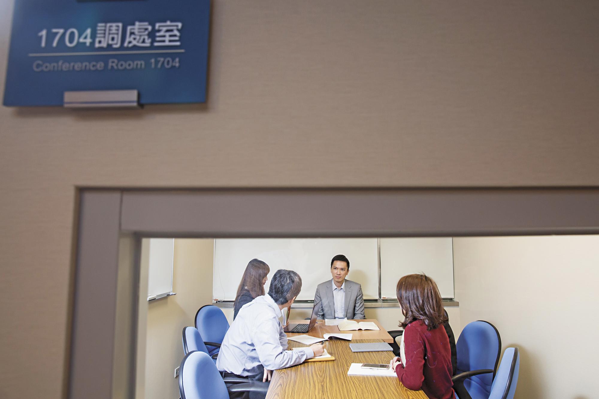 投資型保單糾紛可透過金評中心申訴，賠償金額在100萬元以下，申請人跟相對人都須接受，逾100萬元若不接受則可再提訴訟。