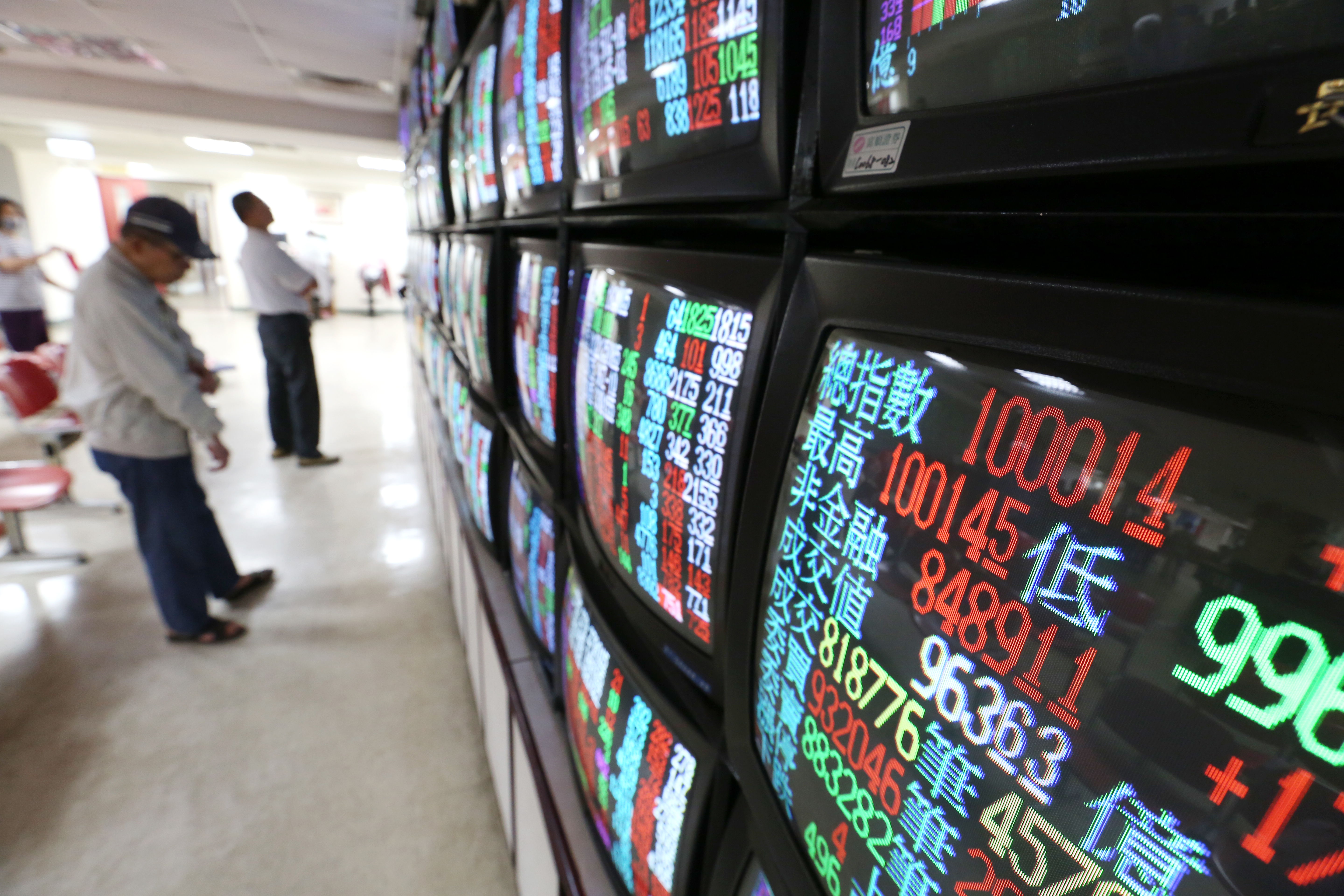 台股站穩萬點多時，專家表示仍有不少優質股票處在合理價位。