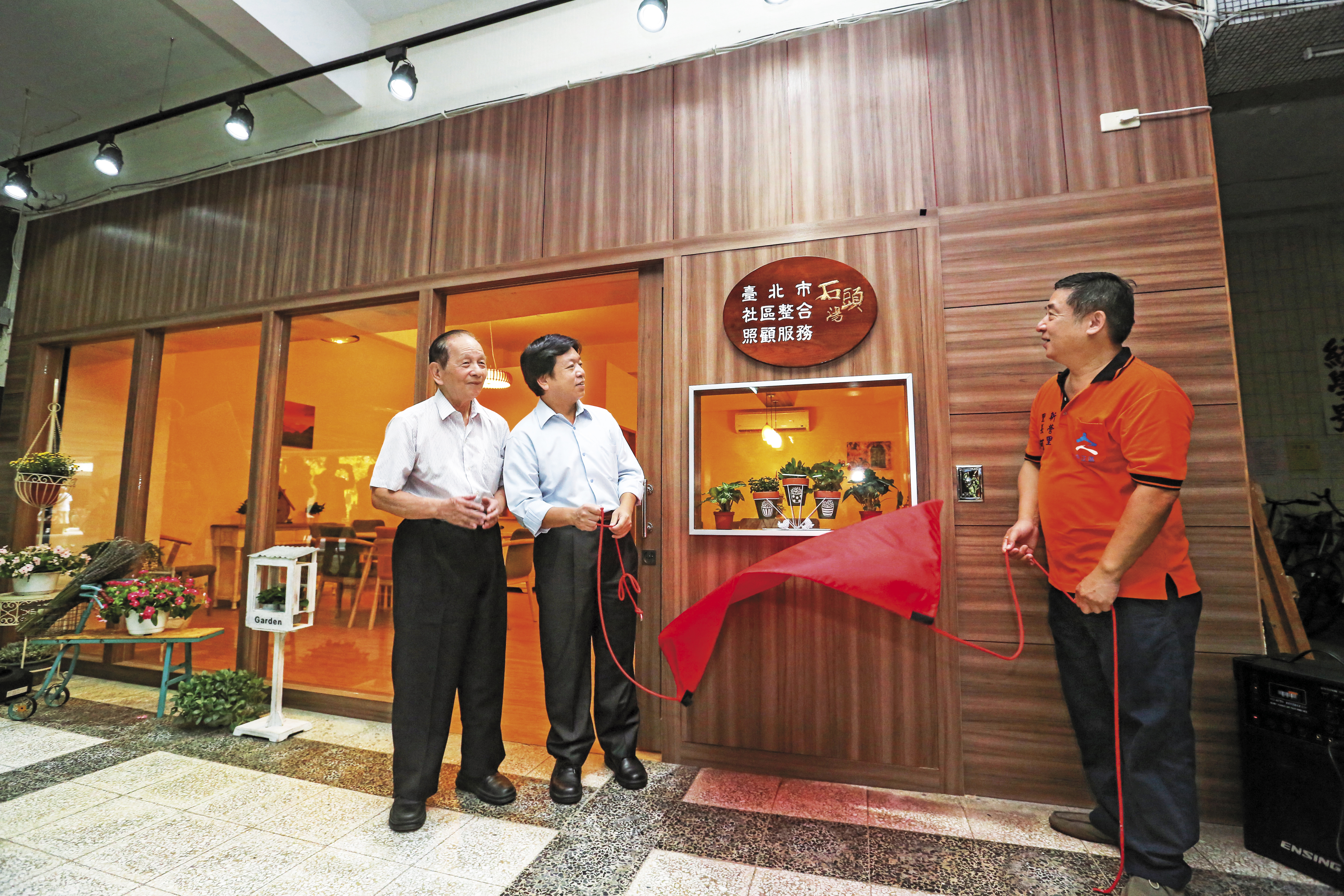 台北市社會局與位於愛國東路的新隆社區成立老人照顧服務站，圖中為台北市社會局長許立民。