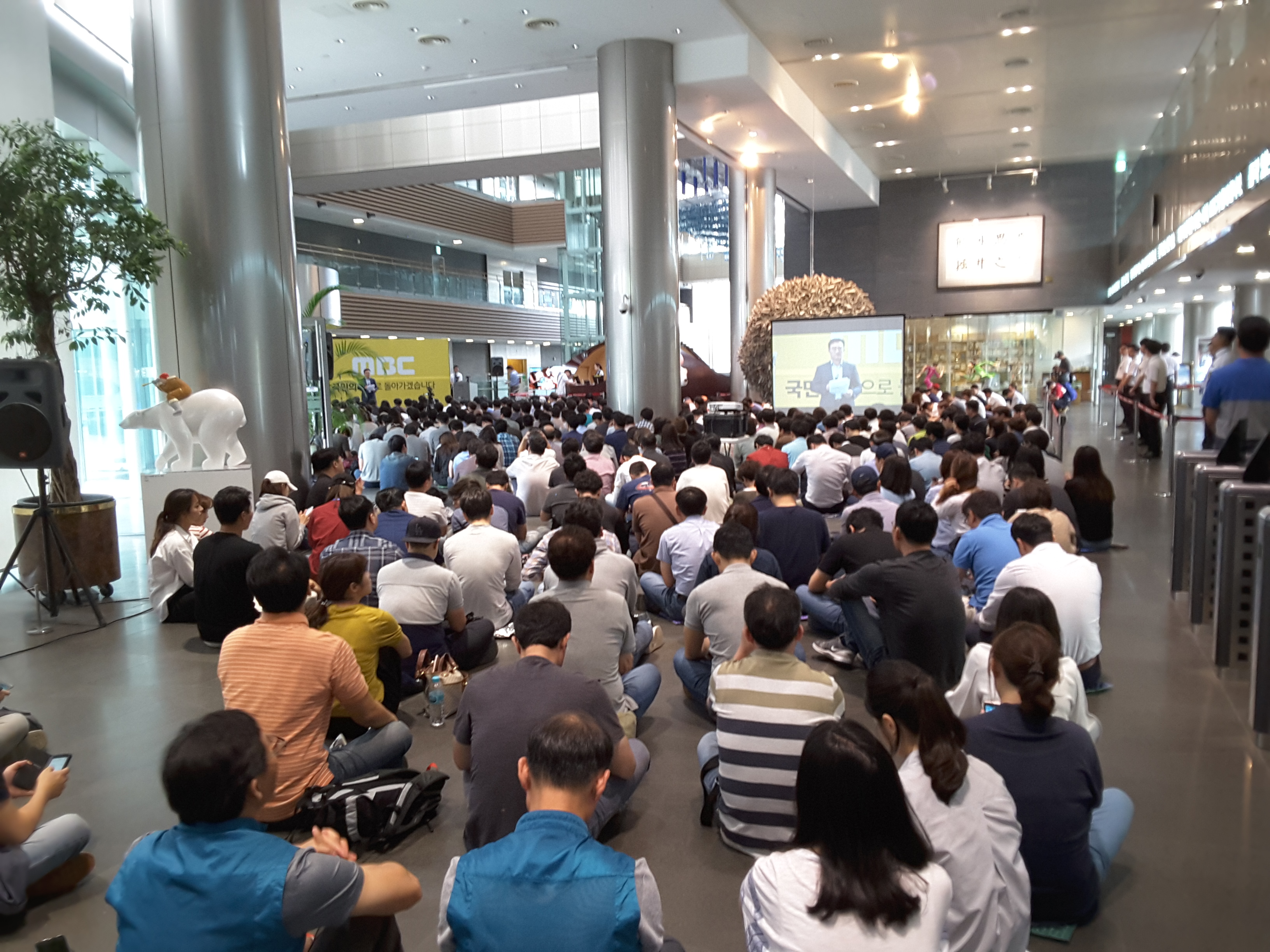 9月5日，MBC工會發動罷工第2天，參與抗爭的電視台職員，包括記者、主播與製作人等，席地而坐，參與集會，要求親保守派干預報導自由的社長下台。
