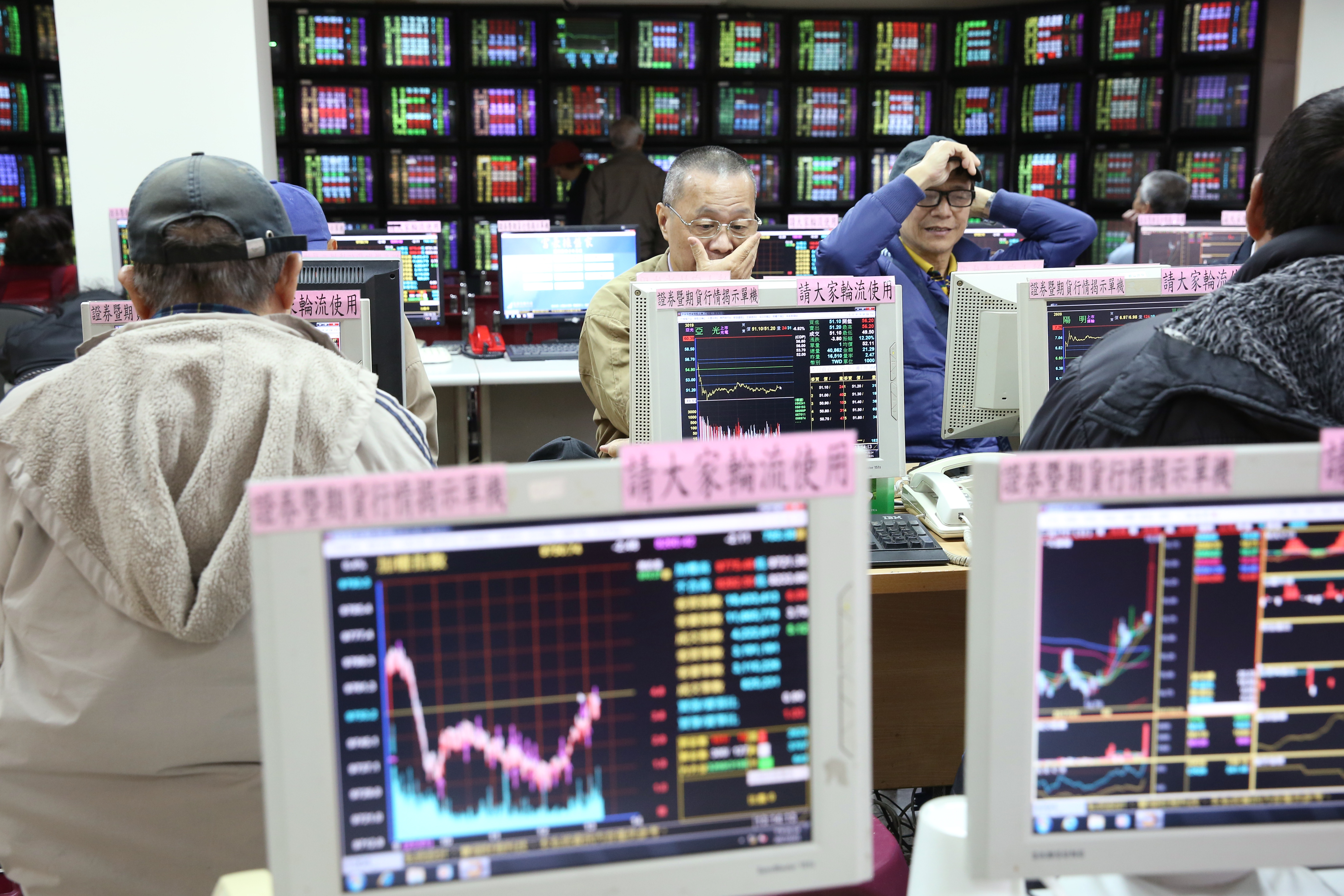 專家坦言，萬點環境買股風險相對高，不過以分批買進、攤低成本的操作法，仍能在萬點穩健存股。