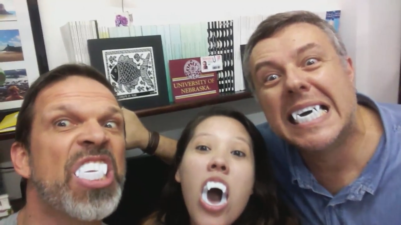 這組得獎的科學家沒辦法親臨現場，但是他們錄了一個短影片，俏皮地露出吸血牙齒。