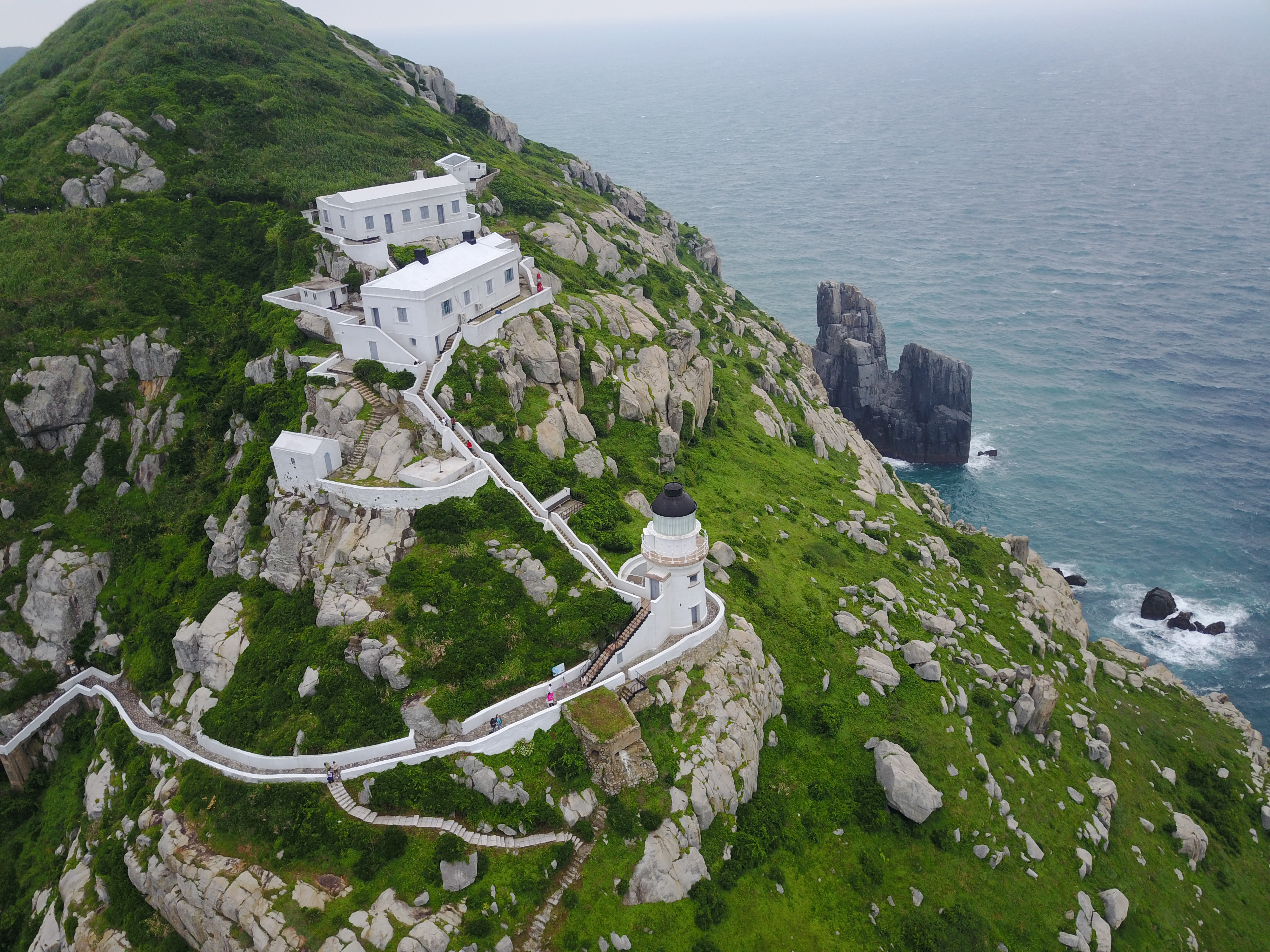 建於清朝的東湧燈塔，是東引第一景點。