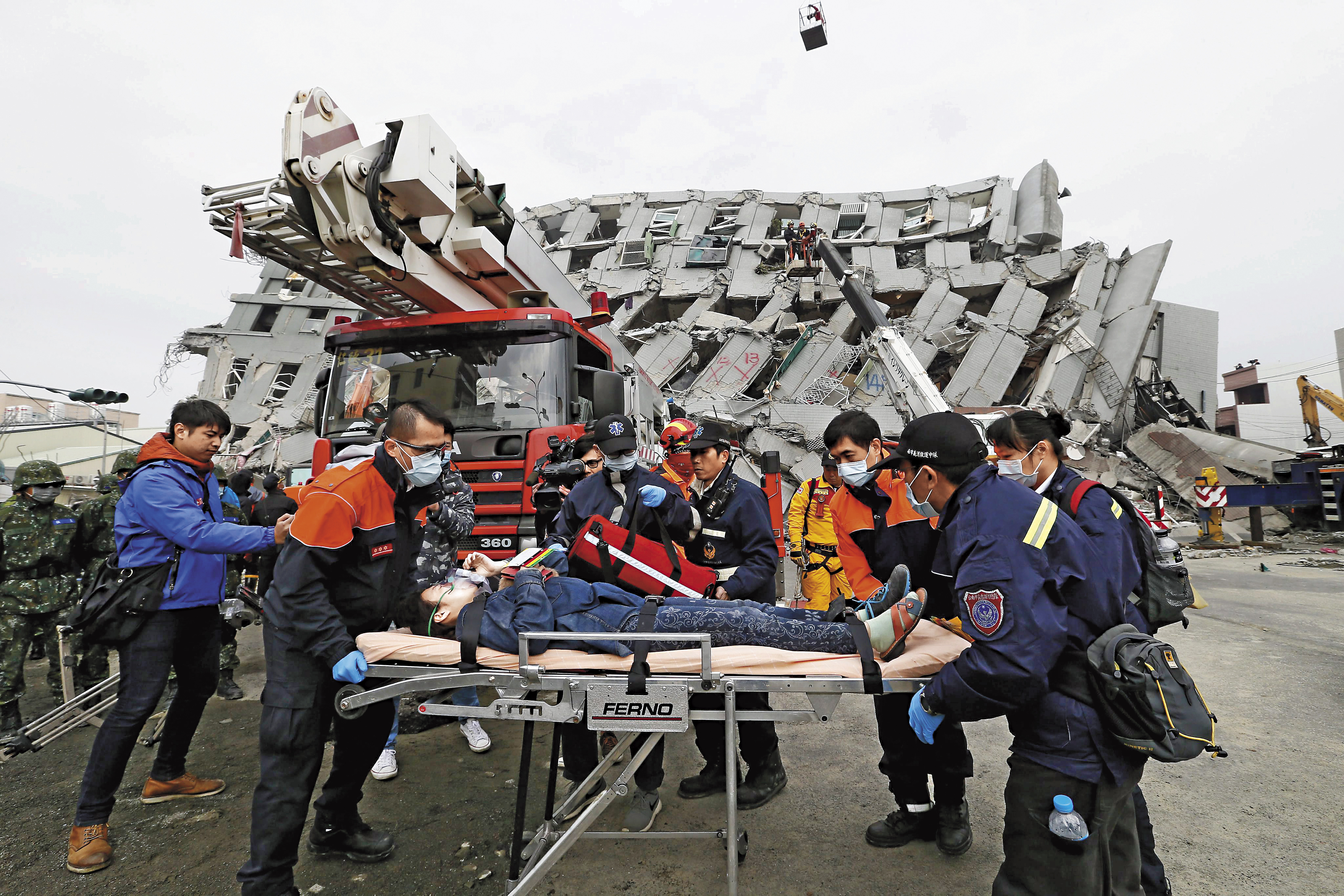 地震、土壤液化，造成房屋倒塌，讓許多民眾畢生積蓄化為灰燼。（東方IC）