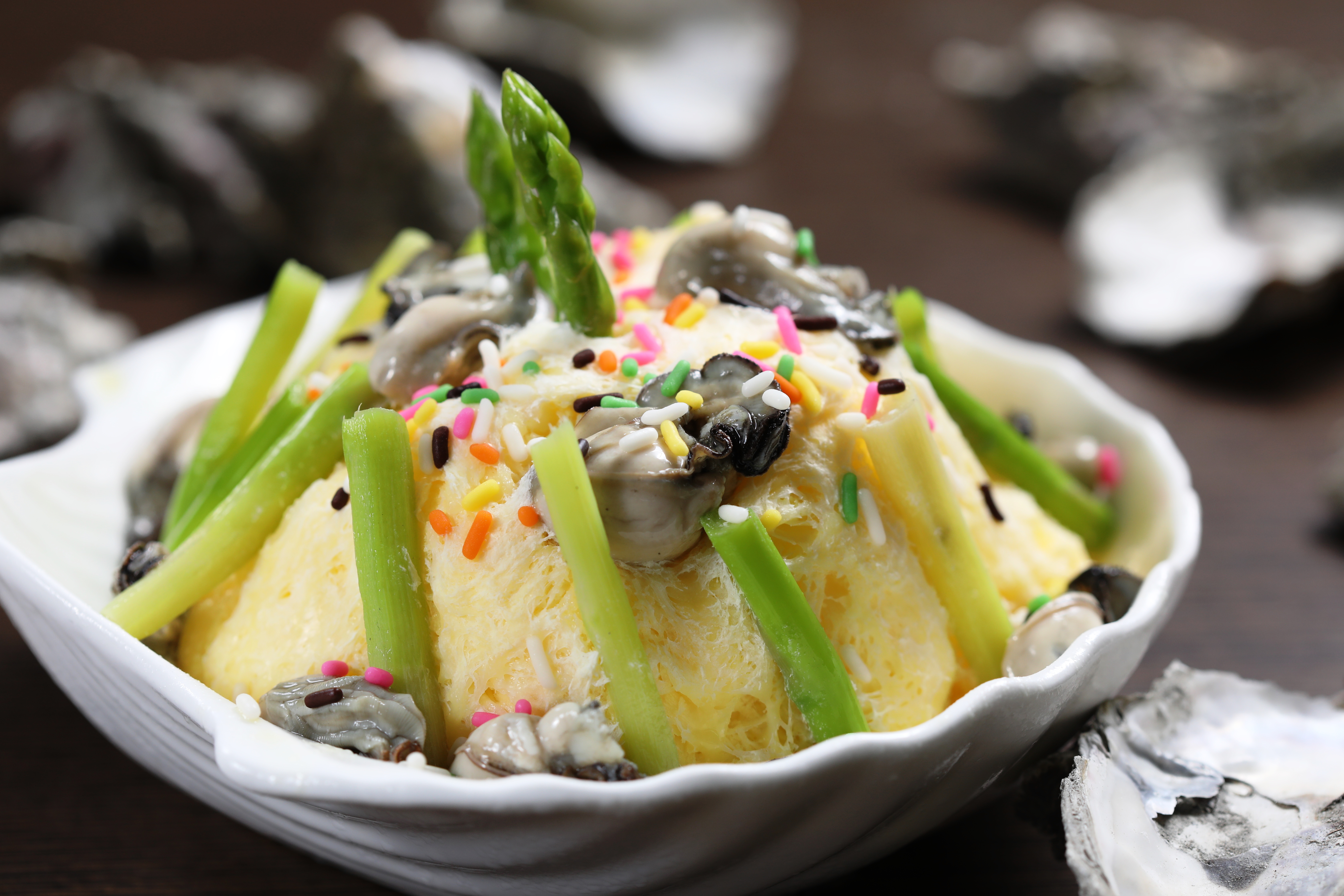 鮮蚵鋪在冰上面，看起來很特別，但要鼓起勇氣吃一口卻不容易。