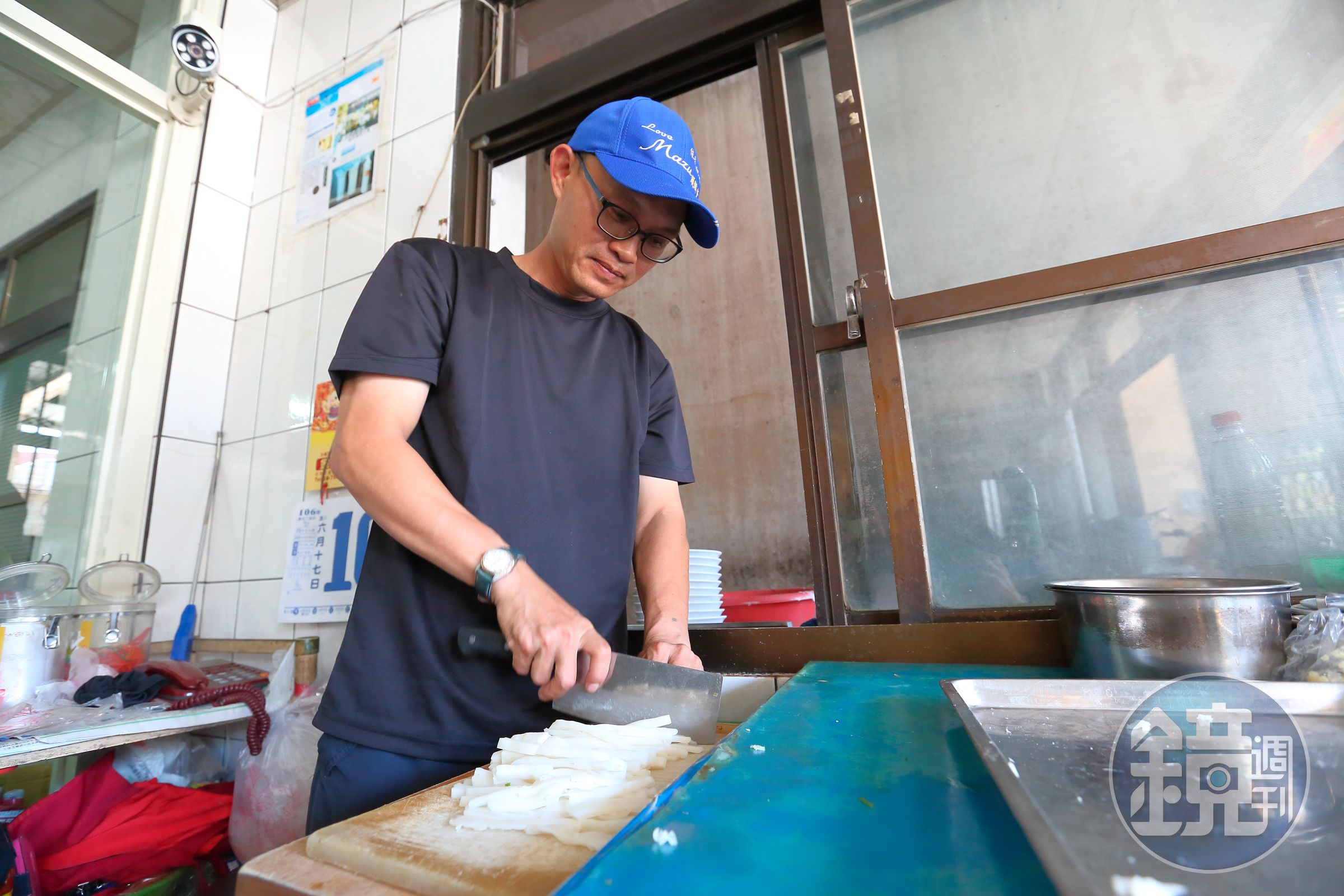 蕭凱嶸將粄條切成0.5公分寬，這是他認為最佳適口寬度。