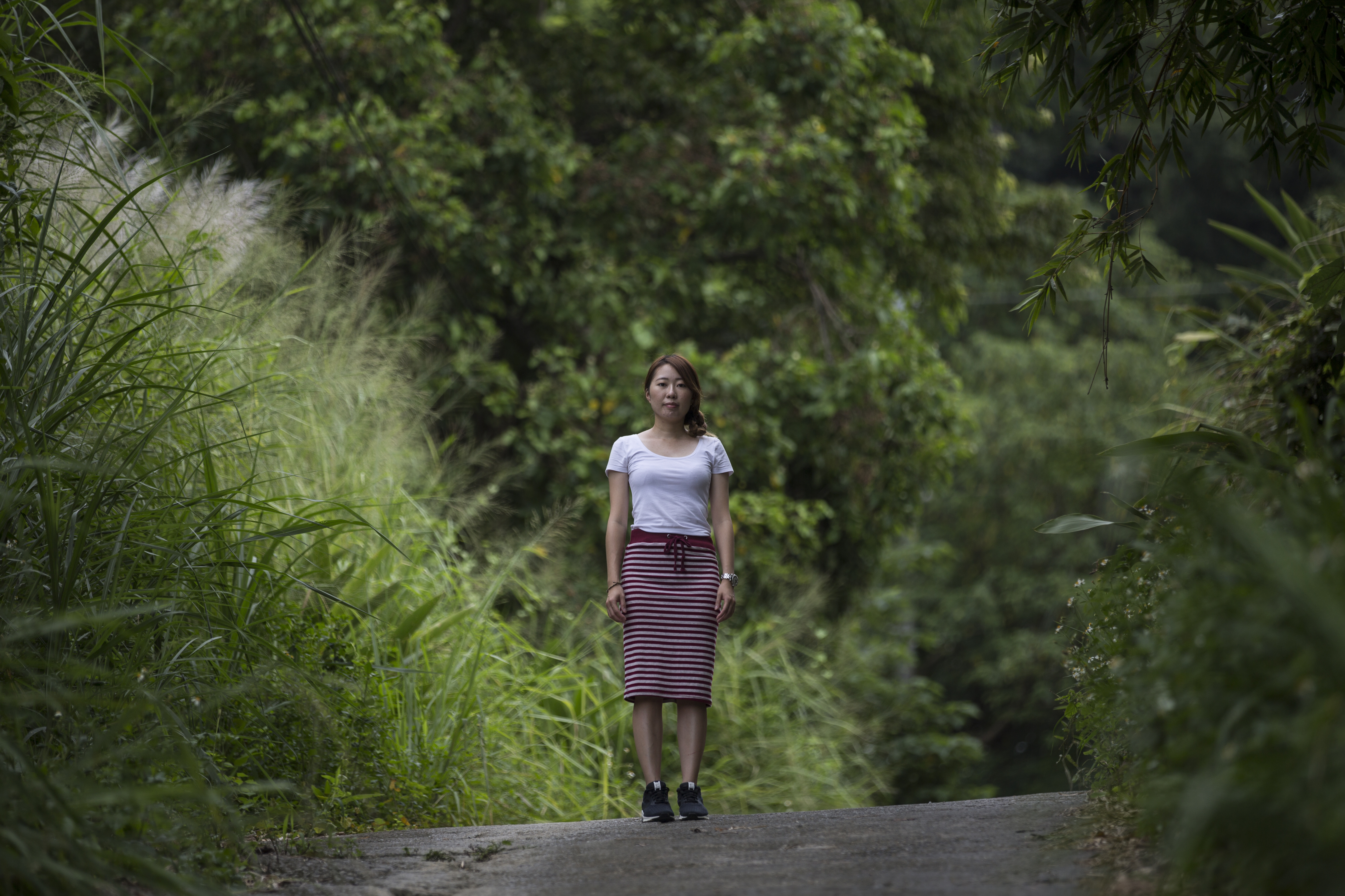 重回老家，兒時甜蜜的家已成荒煙蔓草，小靜站在老家旁的小徑上，那是兒時她與哥哥常嬉戲的地方。