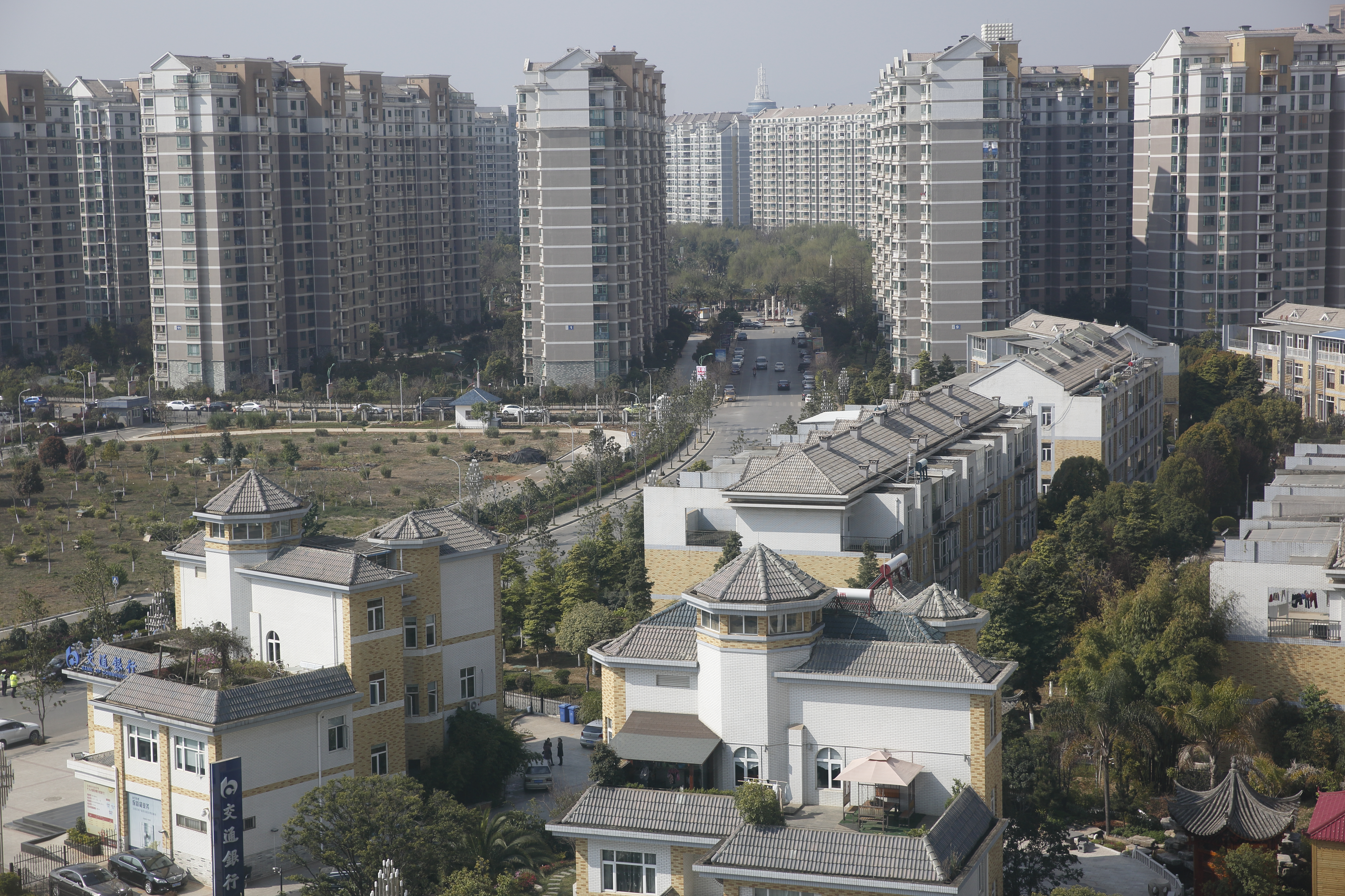 受惠於中國房市回溫和金九銀十旺季題材，亞股中的地產股和科技類股備受看好。