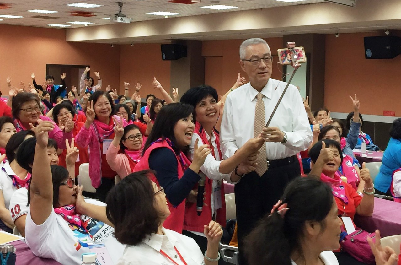 吳敦義今出席國民黨台北市婦工總會輔選戰將成長營時，與熱情支持者自拍。