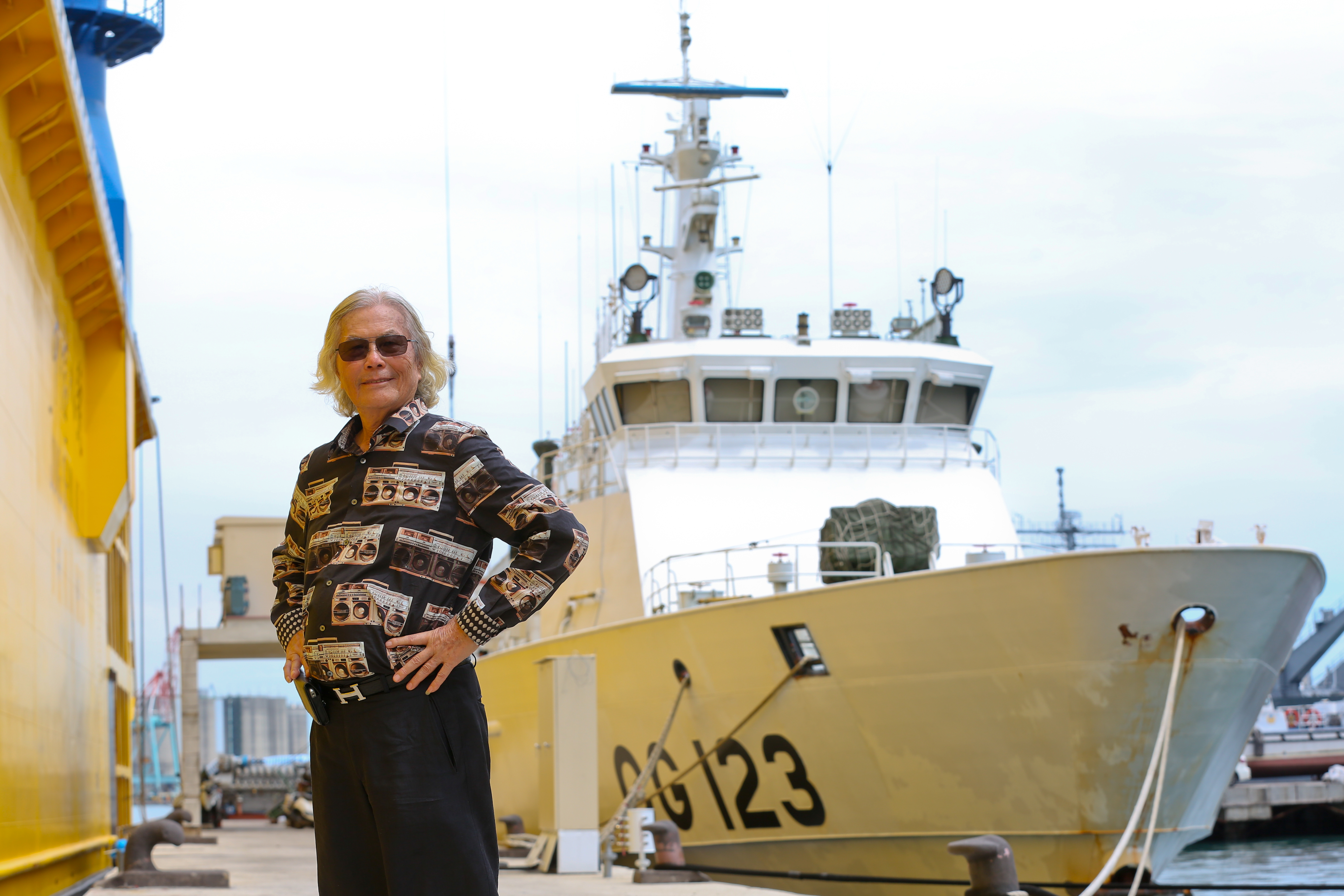 韓碧祥早年留的是日式卷卷的山本頭，有感常常燙髮對身體不好，便將頭髮留長，一頭飄逸的白髮，成了他的招牌。