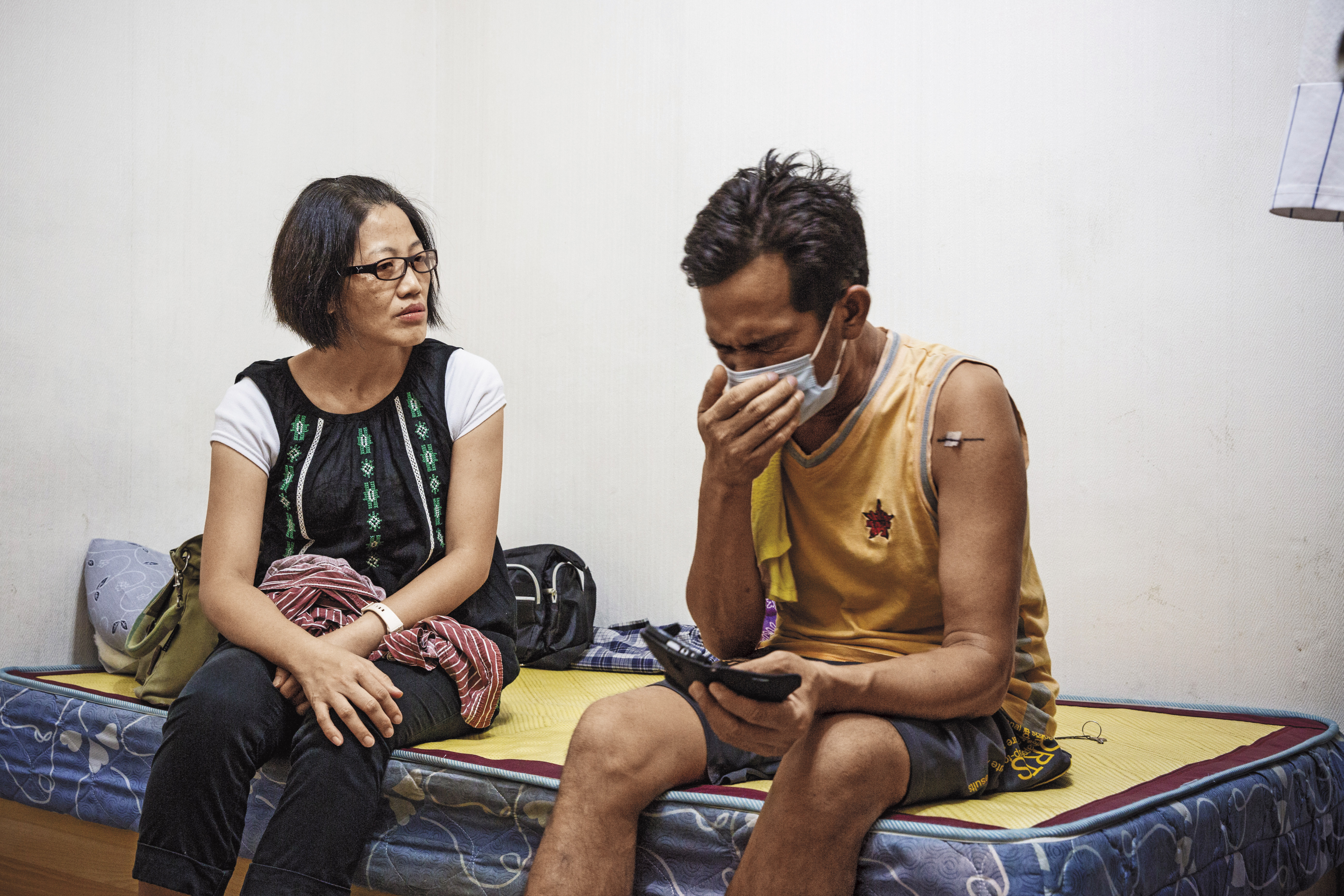 漁工們每月繳交健保費，Wanto（右）罹癌後卻差點被送回印尼。印尼治療癌症的費用對漁工是天文數字。