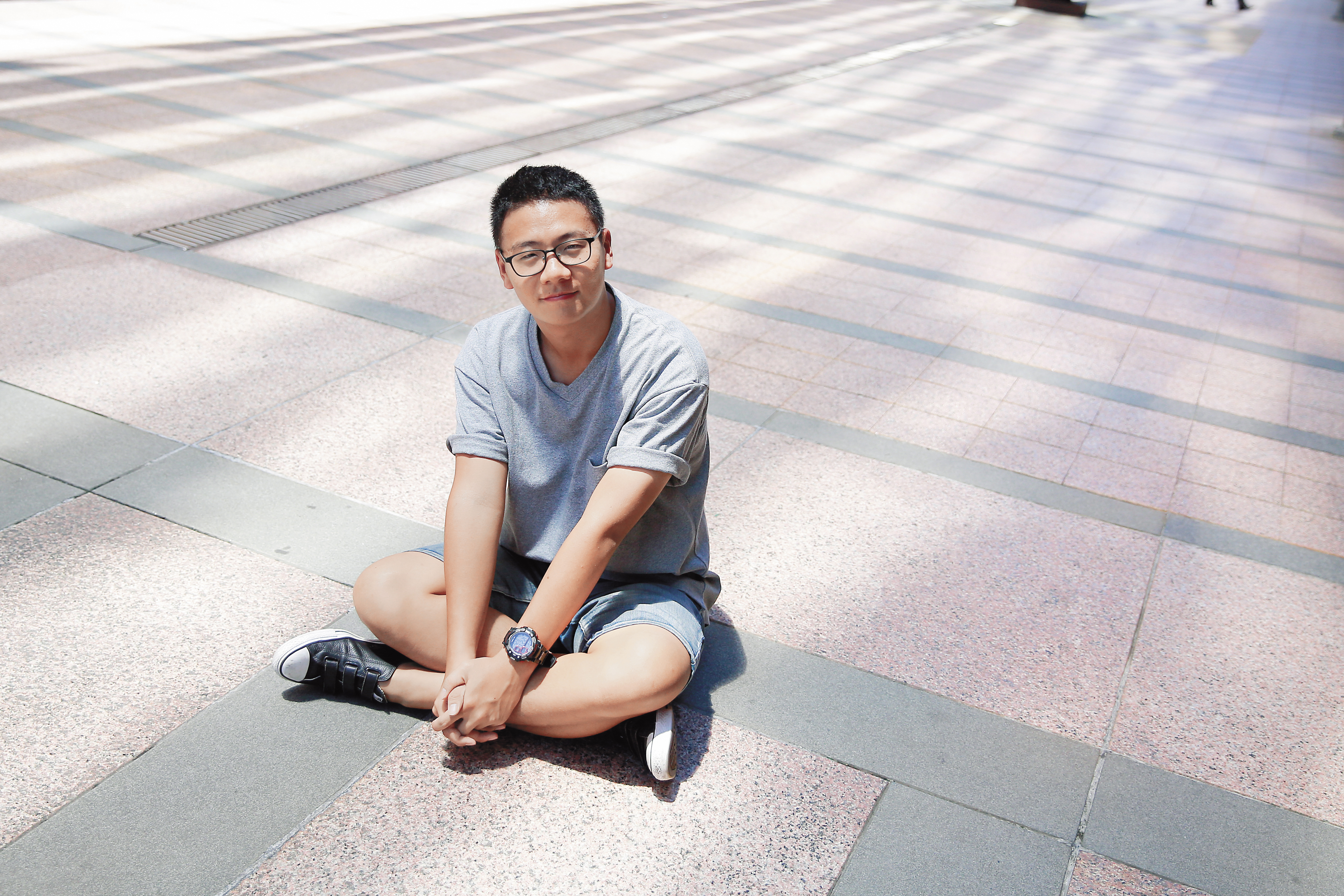 阿翰外在隨興，拍攝的影片也是樸實無過多特效，臉書影片卻創造動輒百萬點閱率的驚人效應。