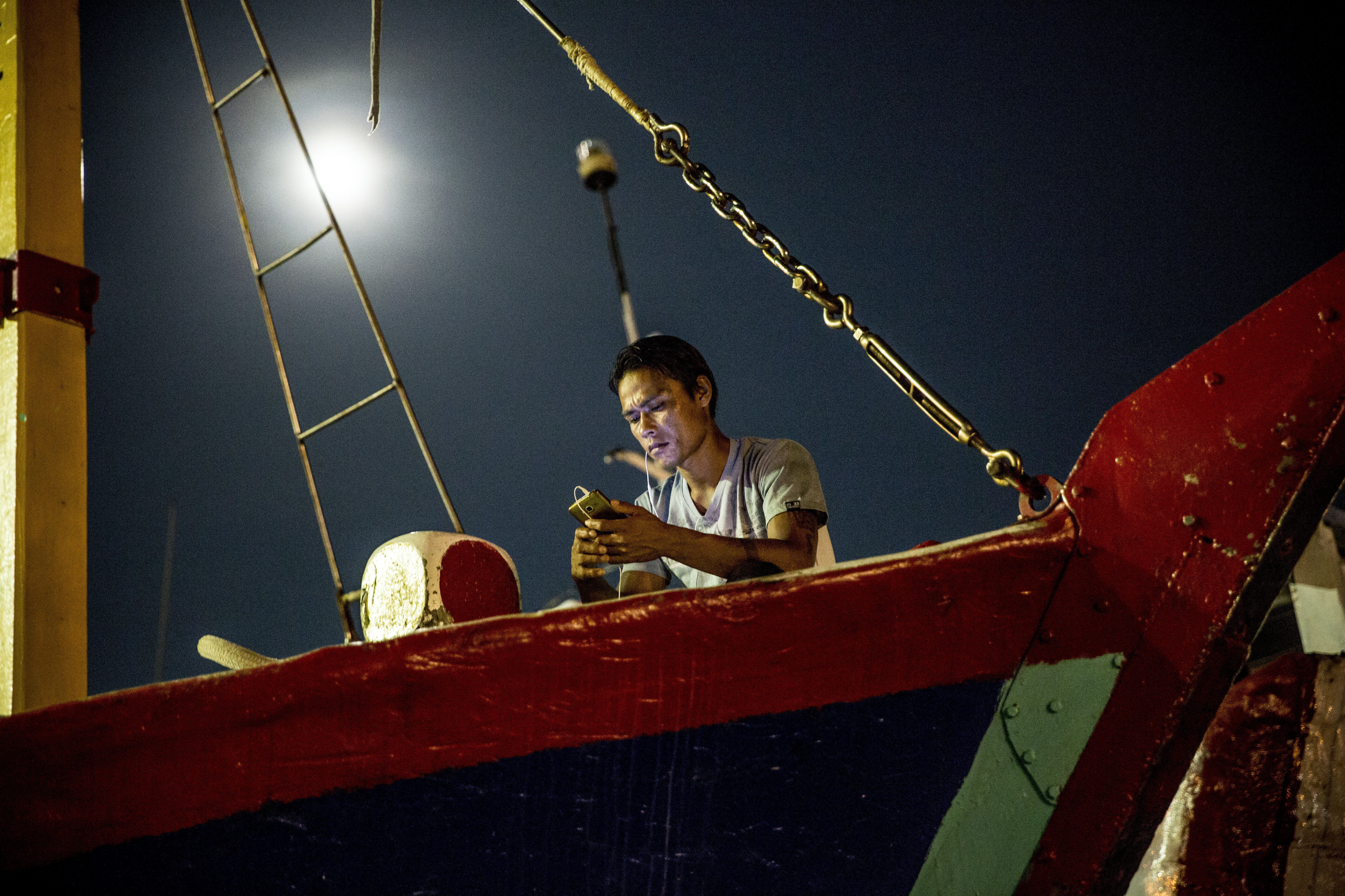 農曆15的月光極亮，難捕撈魚兒，討海人乾脆休假幾天，稱「月光假」，是從無週休的漁工們僅有的假期。