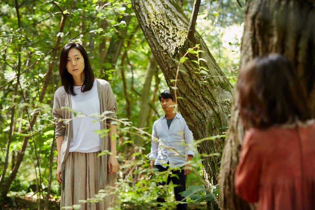 女主角自從在山林帶回一個迷路的小女孩後,一家人就陷入了傳說中的妖怪萇山虎所精心設計的駭人陷阱中。