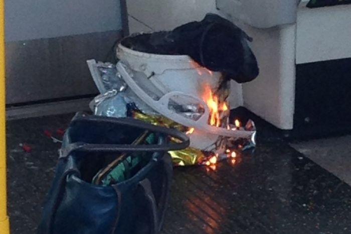    地鐵的車廂內發現塑膠桶內燃燒的爆裂物。（翻攝自twitter）