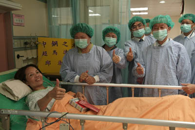 超馬媽媽回台就醫時，高雄市長陳菊曾前往探視。