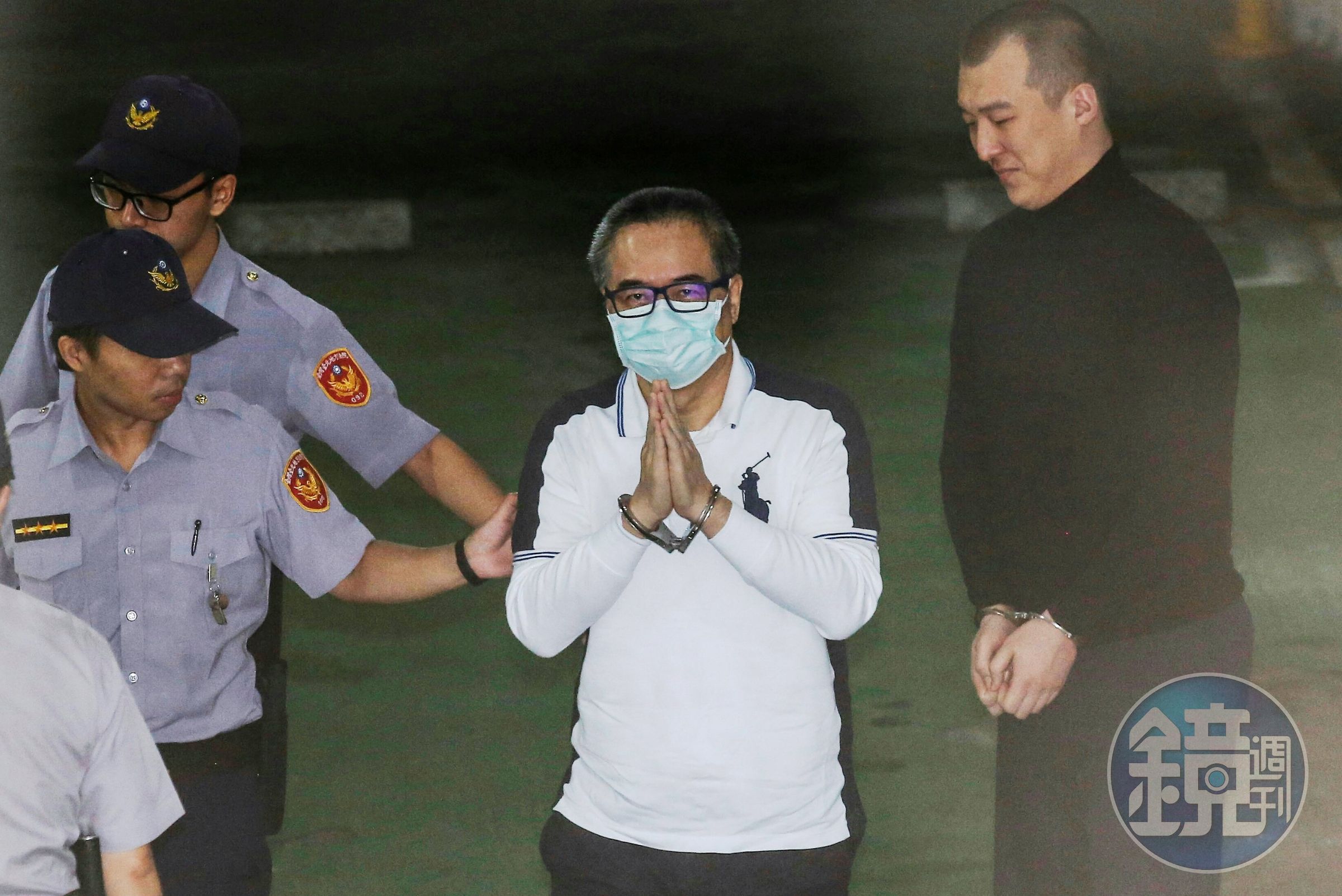 前立委蔡正元擔任中影董事長期間，涉吞公款3.7億遭偵辦，今延押案開庭，他仍是雙手合十面對鏡頭。