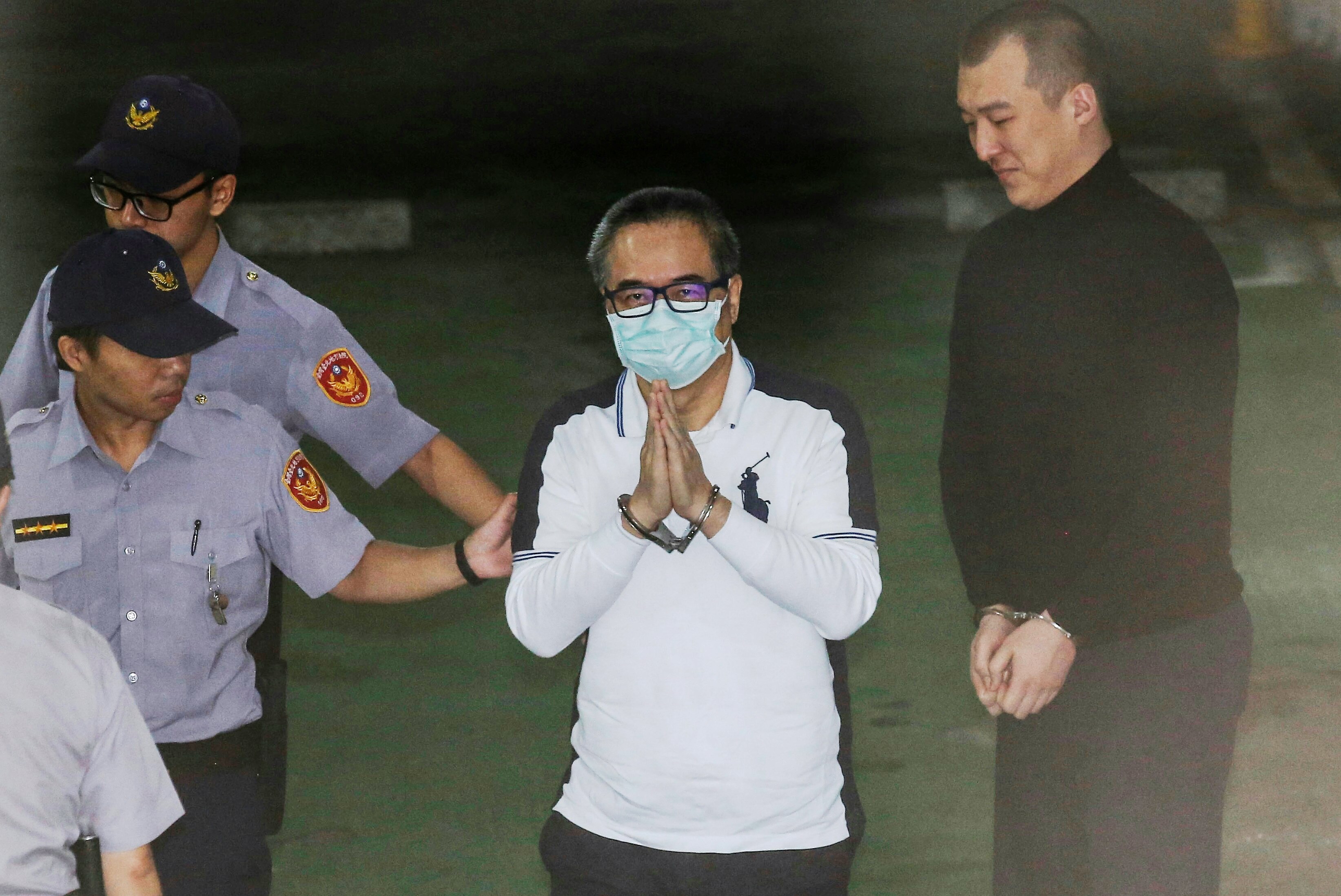 前立委蔡正元擔任中影董事長期間，涉吞公款3.7億遭偵辦，今延押案開庭，他仍是雙手合十面對鏡頭。