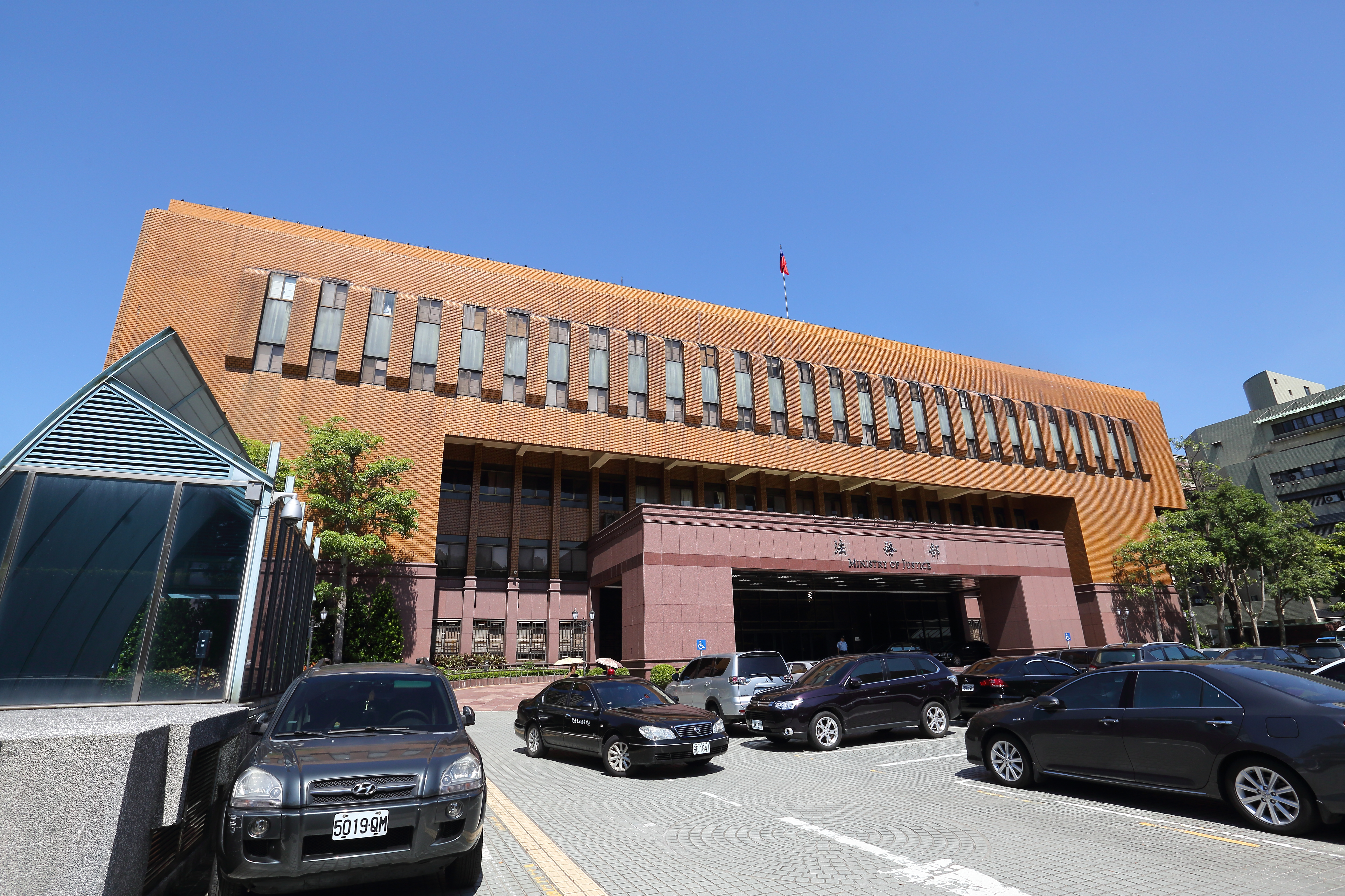 法務部在檢察官人力分配上，缺乏客觀標準，讓一審檢察官的偵查案件量越來越重。（圖為法務部外觀）
