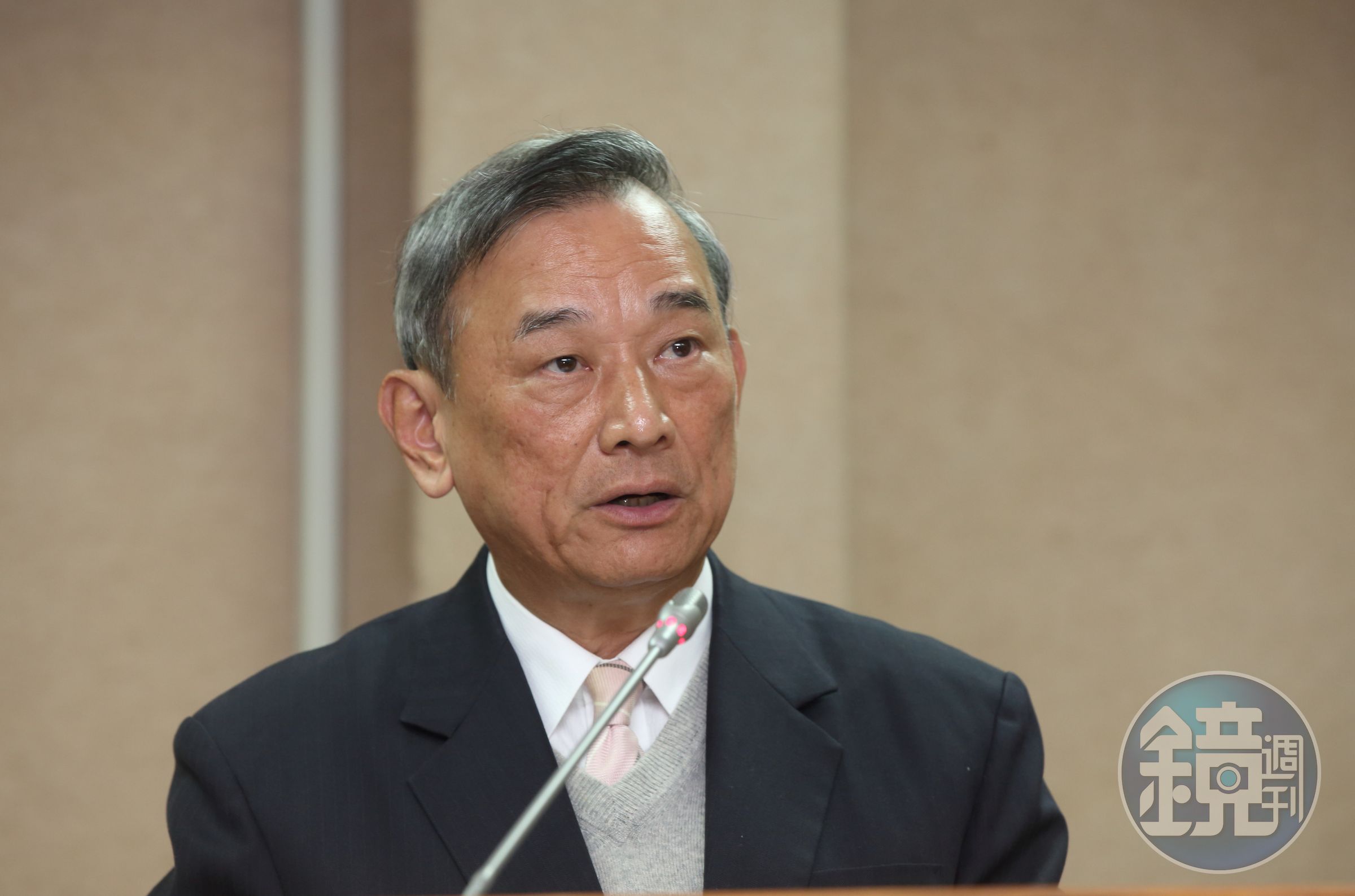 法務部今天召開檢審會，次長陳明堂表示，檢察司將舉辦座談會，聽取各地檢察官對於一、二審輪調歷練制度及一審票選主任制度的意見。