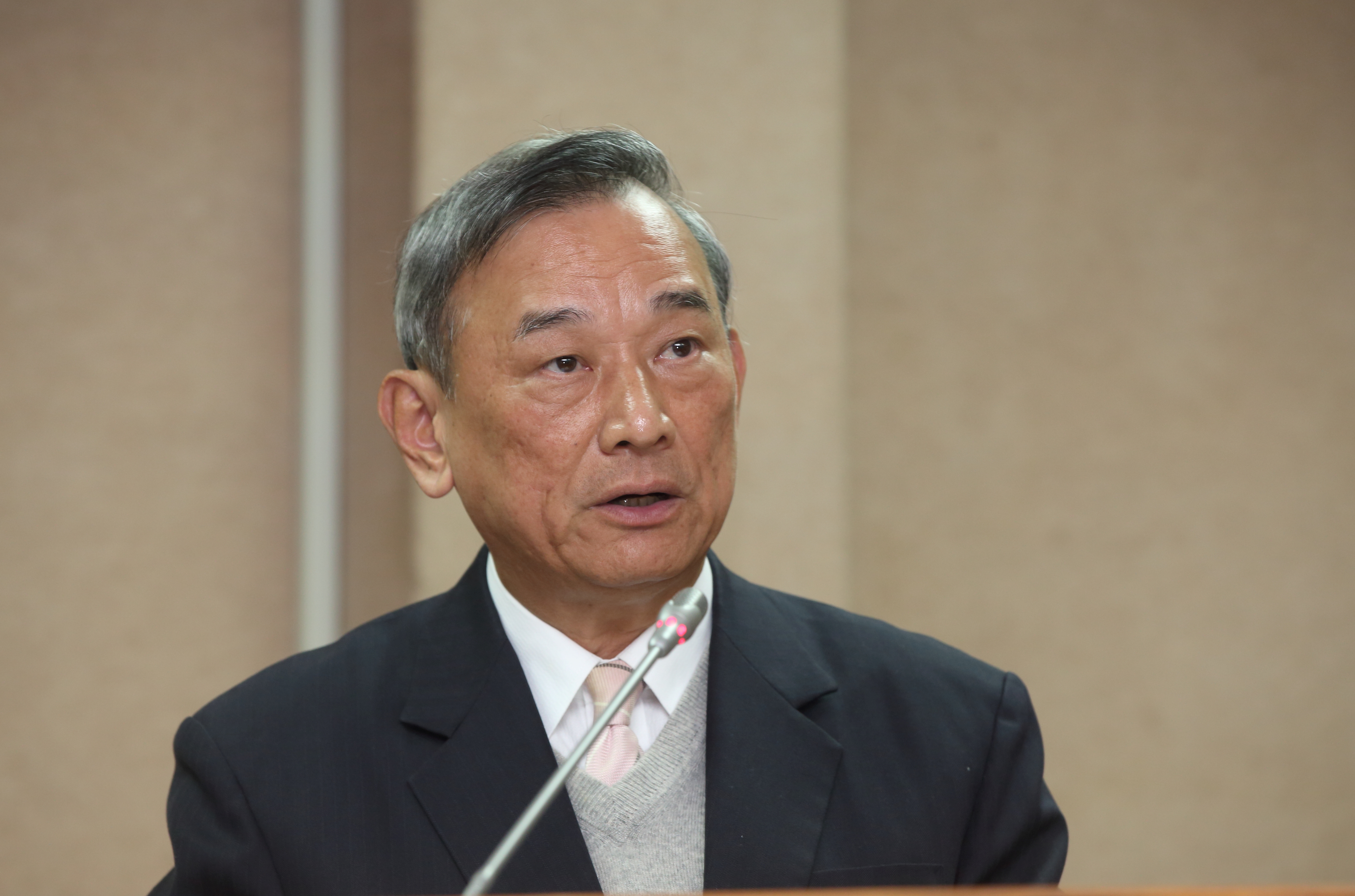 法務部今天召開檢審會，次長陳明堂表示，檢察司將舉辦座談會，聽取各地檢察官對於一、二審輪調歷練制度及一審票選主任制度的意見。