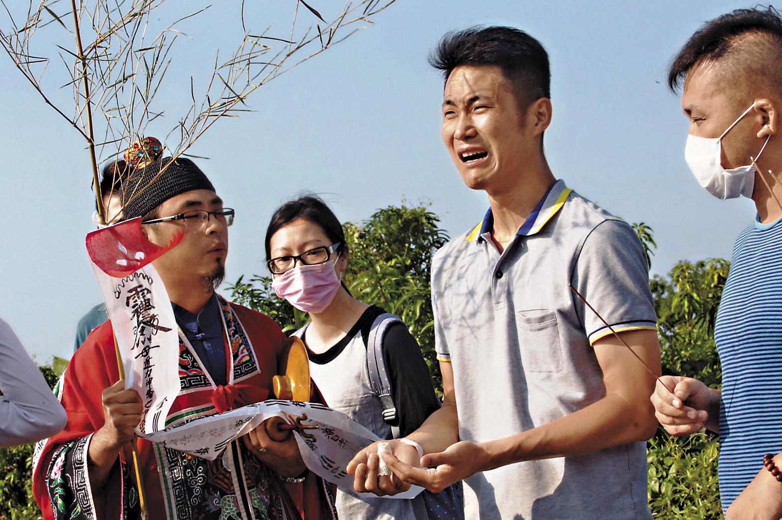 阿羅哈客運自撞國道護欄，造成6死慘劇，家屬國道招魂哭斷腸。