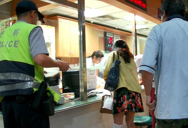 客運車傷者鍾姓女子,聲稱包包內有14萬元現金,車禍後不翼而飛,警方調出監視器打臉,鍾女才表示忘記錢已經還給友人。