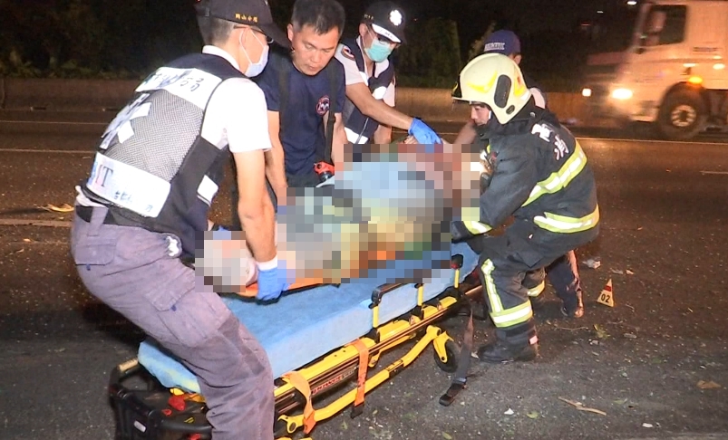 車禍現場相當混亂，多名死傷乘客被彈飛在馬路上，警消趕緊救援送醫。