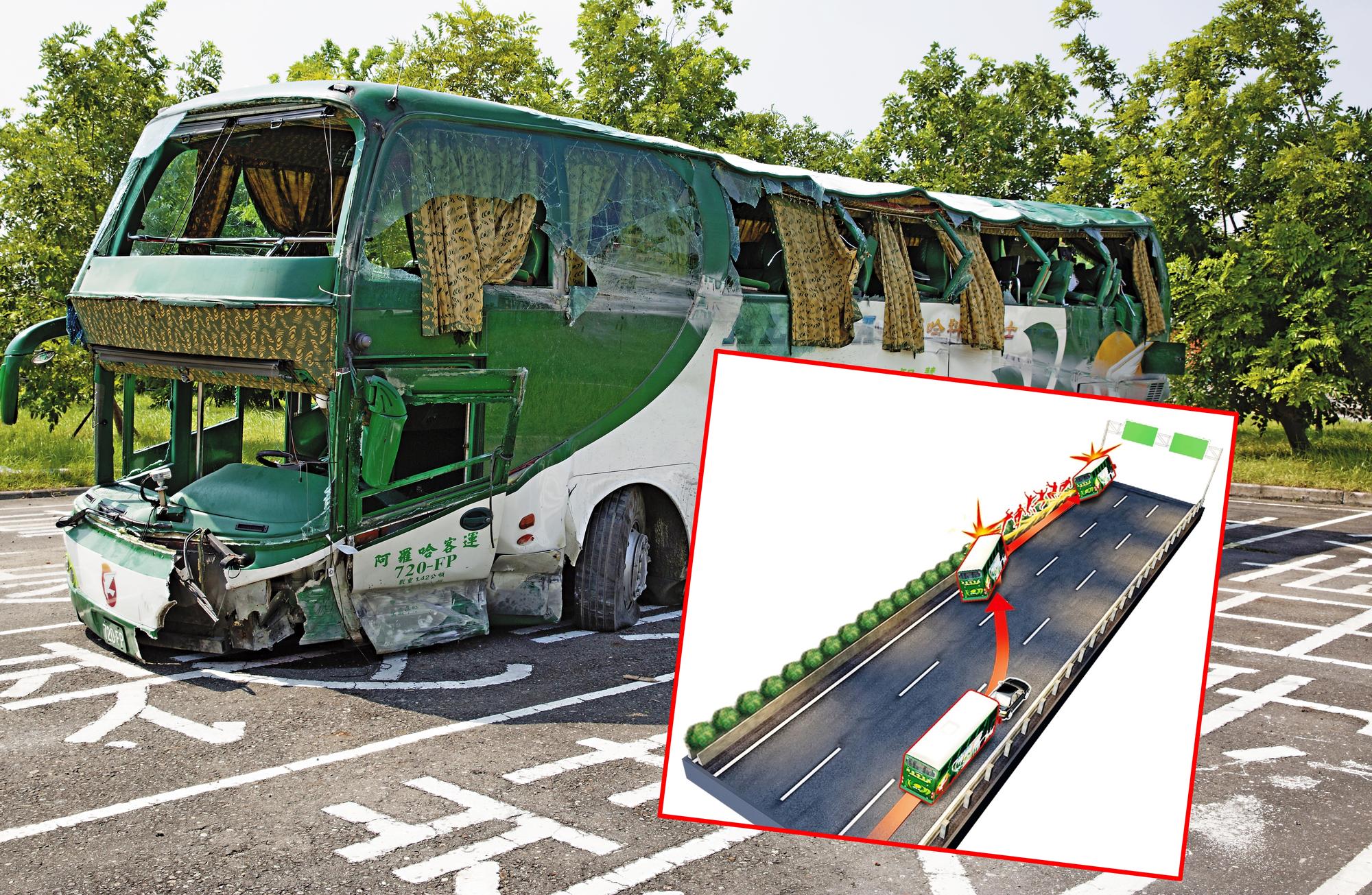 阿羅哈客運自撞車禍，左側車頭凹陷，左側玻璃幾乎全破，可見當時撞擊力道猛烈。