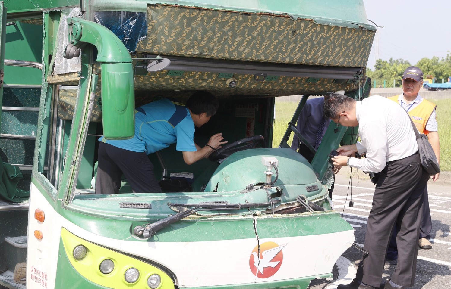 檢察官指揮檢察官查扣阿羅哈客運車上行車記錄卡及錄影監控畫面，釐清真相。