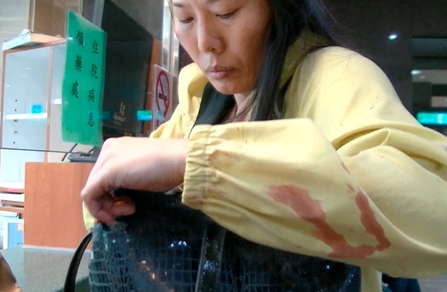 客運車傷者鍾姓女子，聲稱包包內有14萬元現金，車禍後不翼而飛，警方調出監視器打臉，鍾女才表示忘記錢已經還給友人。