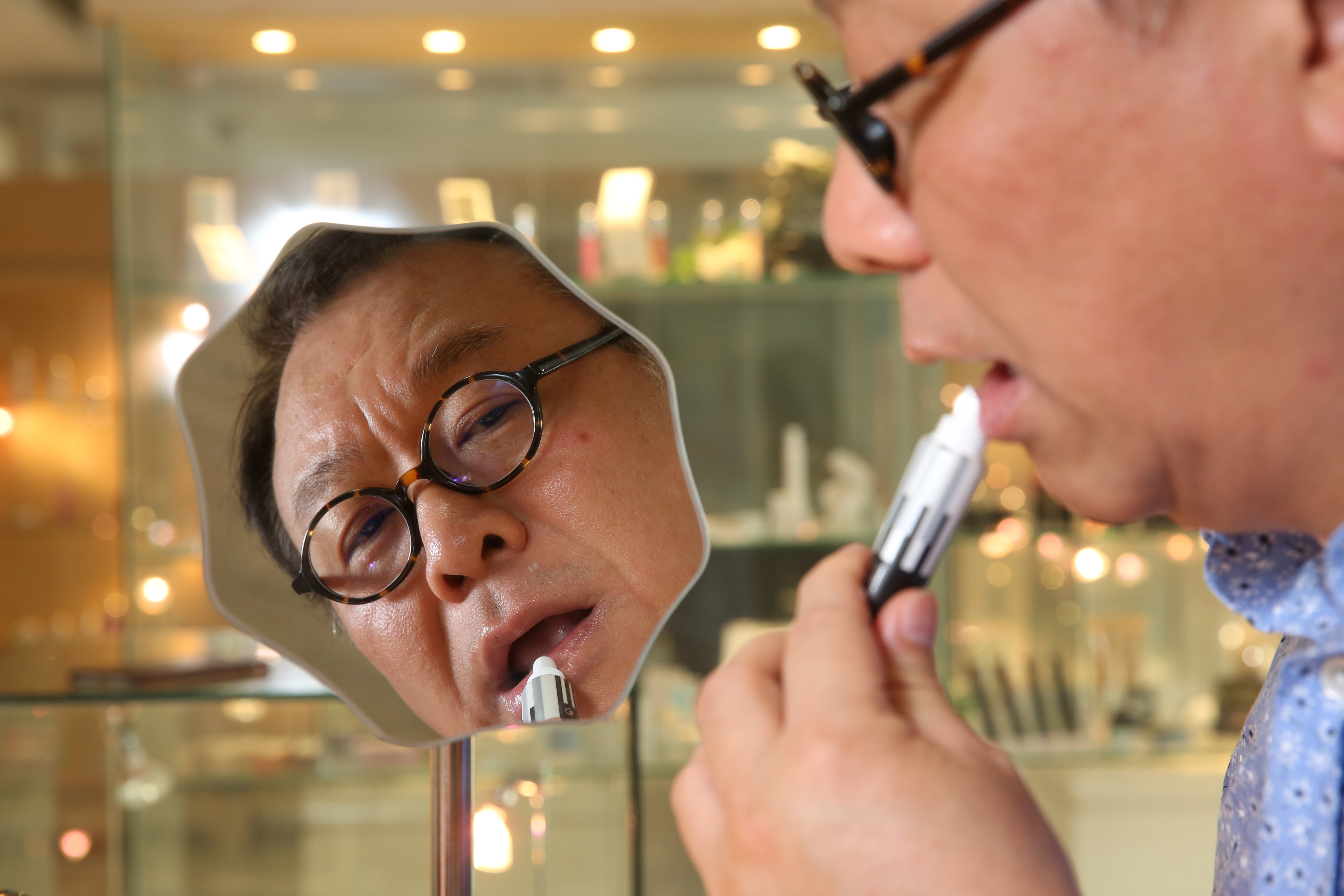 郭靖凱勇於嘗試新品，他正試擦集團旗下第1款男士專用護唇膏。