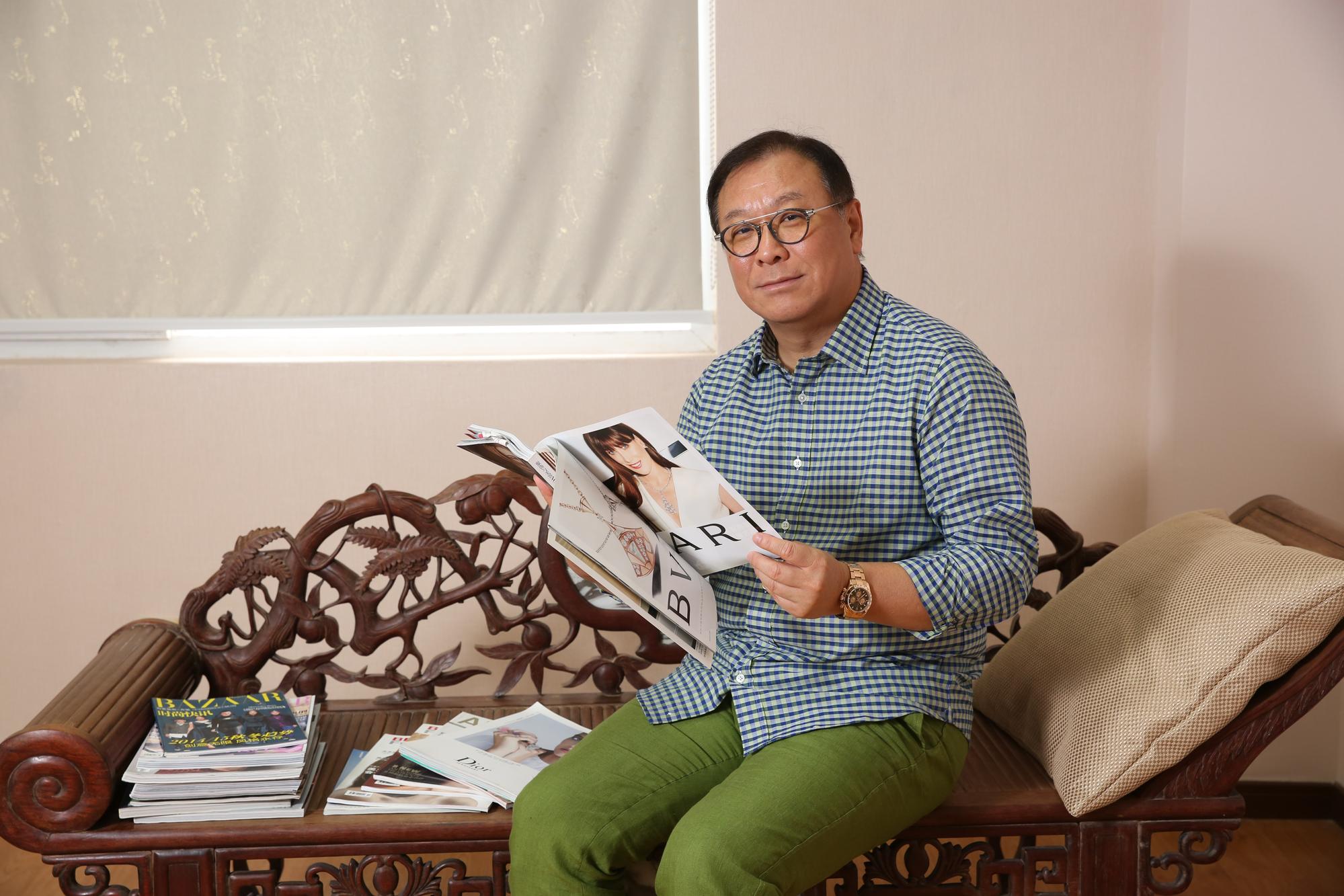 為保持領先趨勢，郭靖凱大量閱讀彩妝相關時尚雜誌。