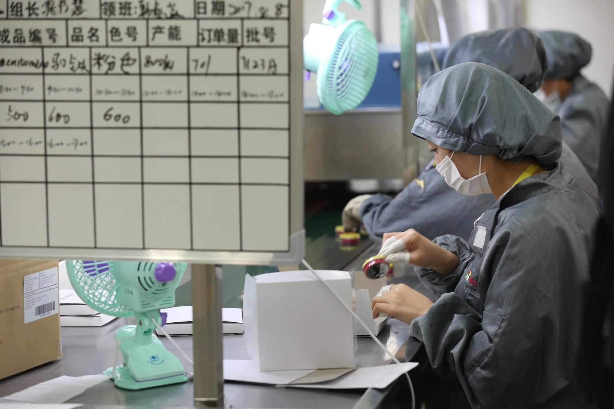上海勞動力素質高,圖為太和生技集團麗鑫廠產線員工進行包裝。