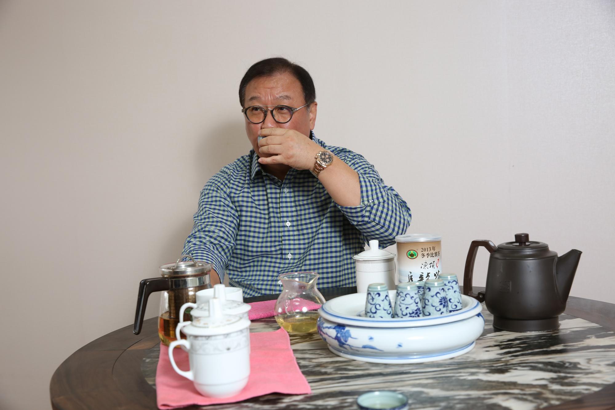 講求生活情趣的郭靖凱，刻意在辦公室角落擺放一套珍藏骨董茶桌與茶具。